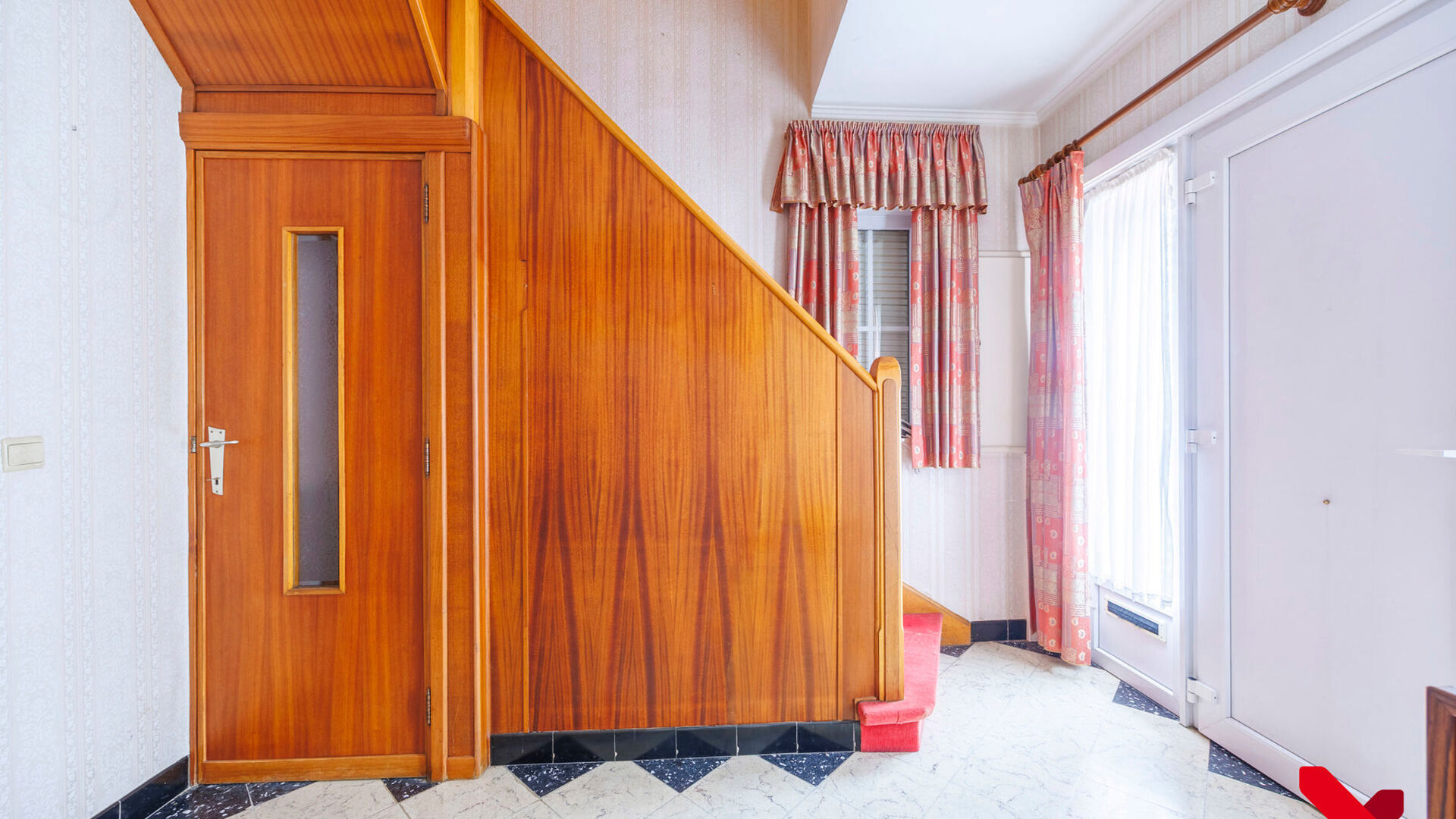 On Kerkomsesteenweg 13 in Boutersem, you will find this semi-detached building (HOB) with 3 bedrooms, garage and a cozy little garden. The house needs complete renovation, but has a solid structure and offers a lot of potential for those looking for a ren