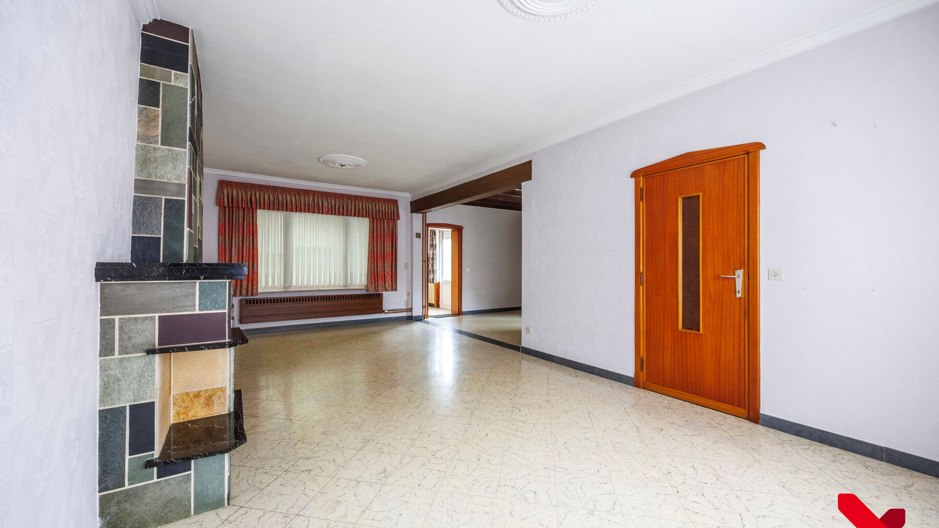 On Kerkomsesteenweg 13 in Boutersem, you will find this semi-detached building (HOB) with 3 bedrooms, garage and a cozy little garden. The house needs complete renovation, but has a solid structure and offers a lot of potential for those looking for a ren