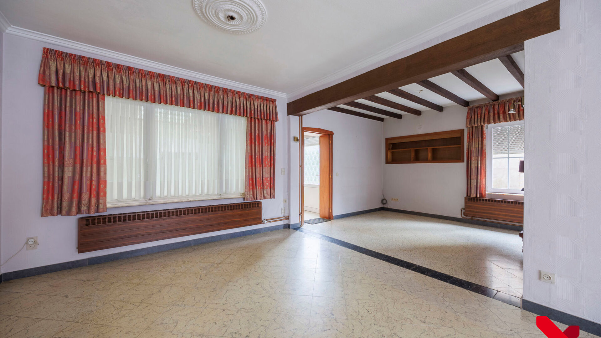 On Kerkomsesteenweg 13 in Boutersem, you will find this semi-detached building (HOB) with 3 bedrooms, garage and a cozy little garden. The house needs complete renovation, but has a solid structure and offers a lot of potential for those looking for a ren