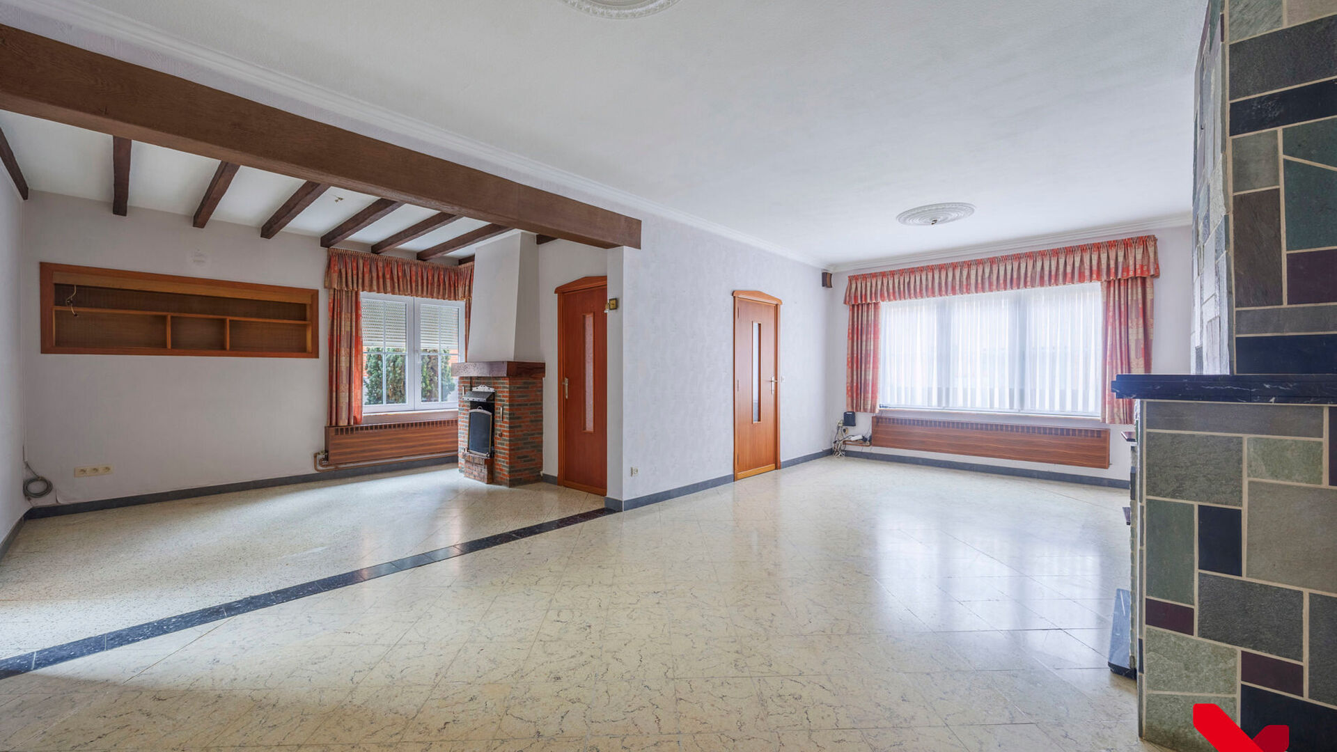 On Kerkomsesteenweg 13 in Boutersem, you will find this semi-detached building (HOB) with 3 bedrooms, garage and a cozy little garden. The house needs complete renovation, but has a solid structure and offers a lot of potential for those looking for a ren