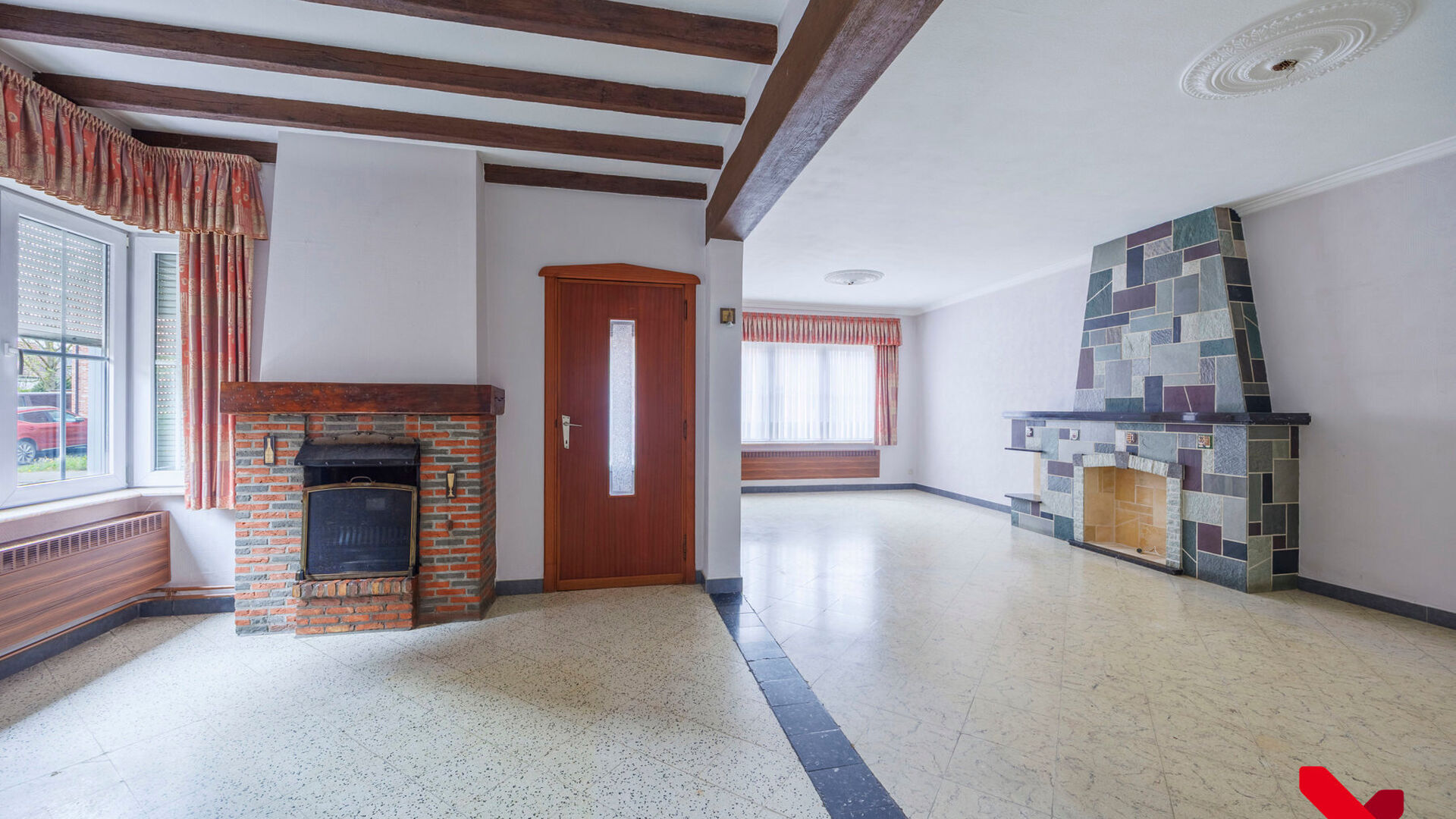 On Kerkomsesteenweg 13 in Boutersem, you will find this semi-detached building (HOB) with 3 bedrooms, garage and a cozy little garden. The house needs complete renovation, but has a solid structure and offers a lot of potential for those looking for a ren