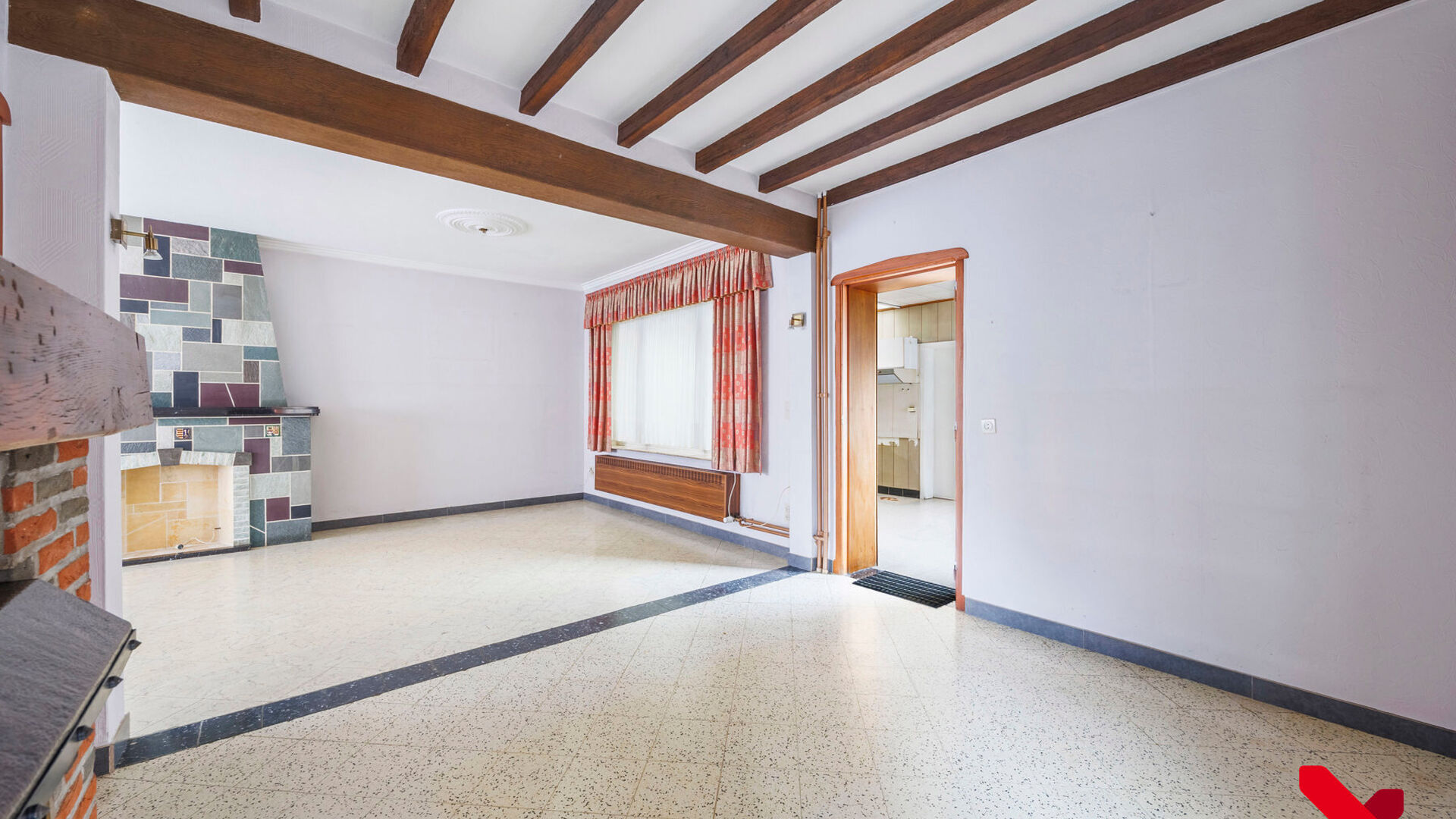 On Kerkomsesteenweg 13 in Boutersem, you will find this semi-detached building (HOB) with 3 bedrooms, garage and a cozy little garden. The house needs complete renovation, but has a solid structure and offers a lot of potential for those looking for a ren