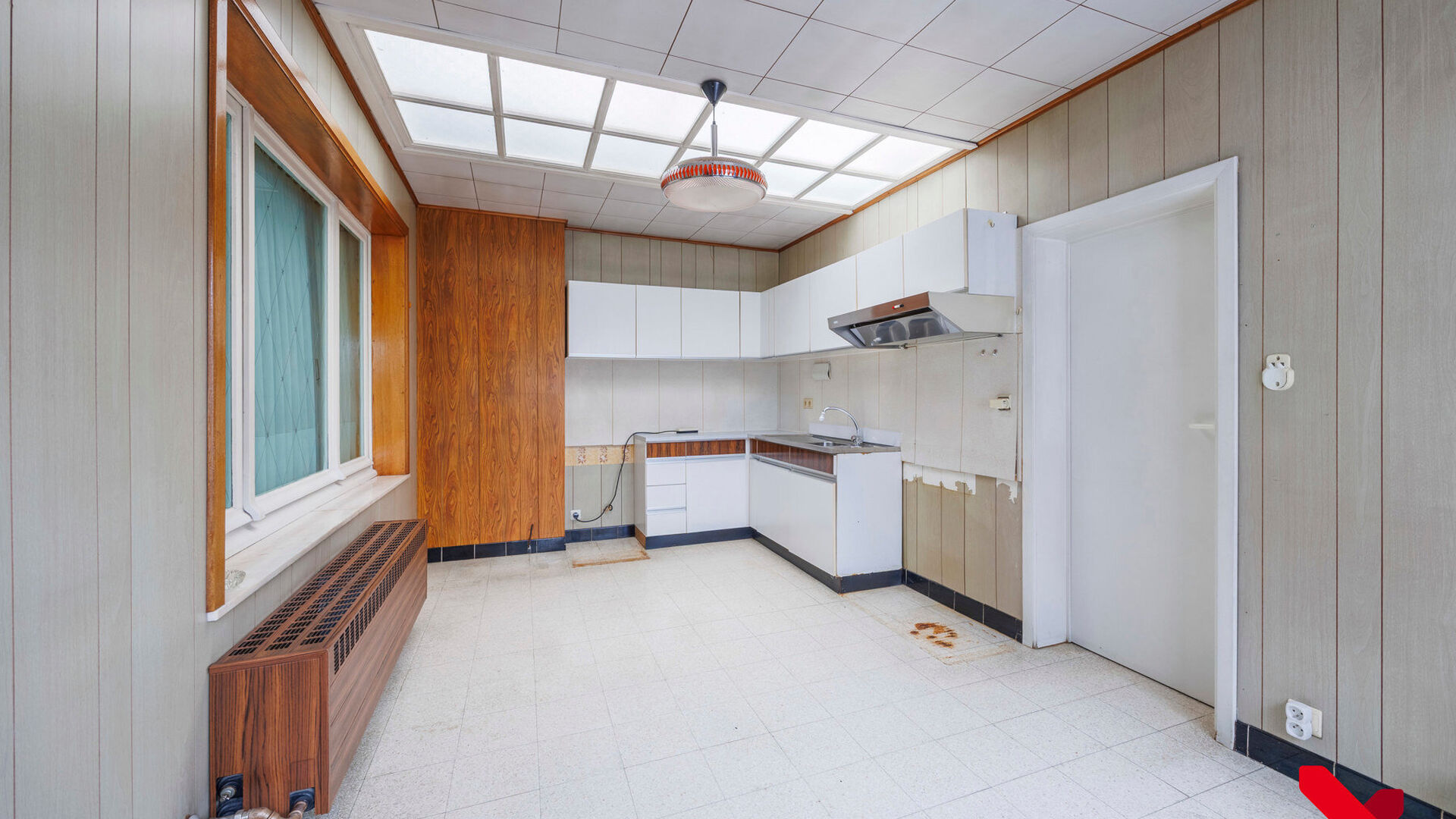 On Kerkomsesteenweg 13 in Boutersem, you will find this semi-detached building (HOB) with 3 bedrooms, garage and a cozy little garden. The house needs complete renovation, but has a solid structure and offers a lot of potential for those looking for a ren