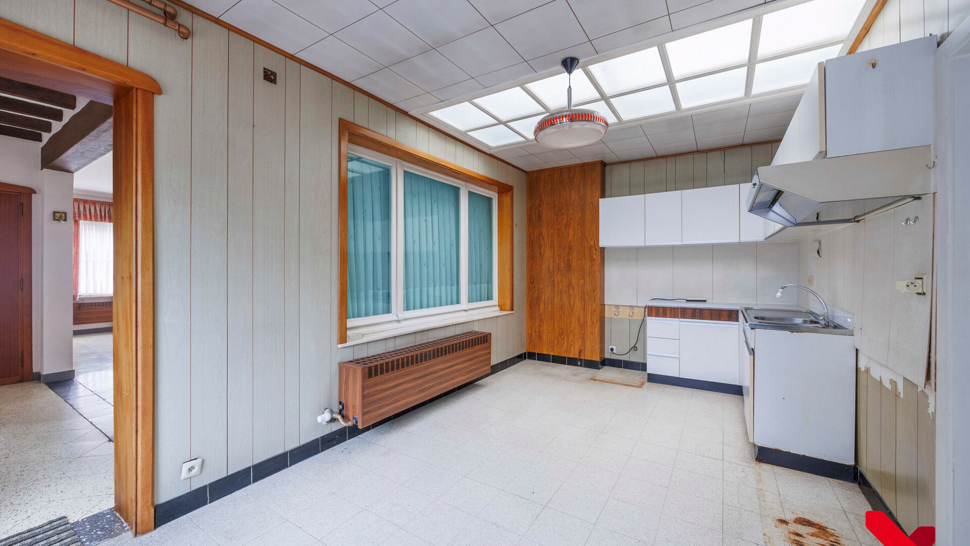 On Kerkomsesteenweg 13 in Boutersem, you will find this semi-detached building (HOB) with 3 bedrooms, garage and a cozy little garden. The house needs complete renovation, but has a solid structure and offers a lot of potential for those looking for a ren