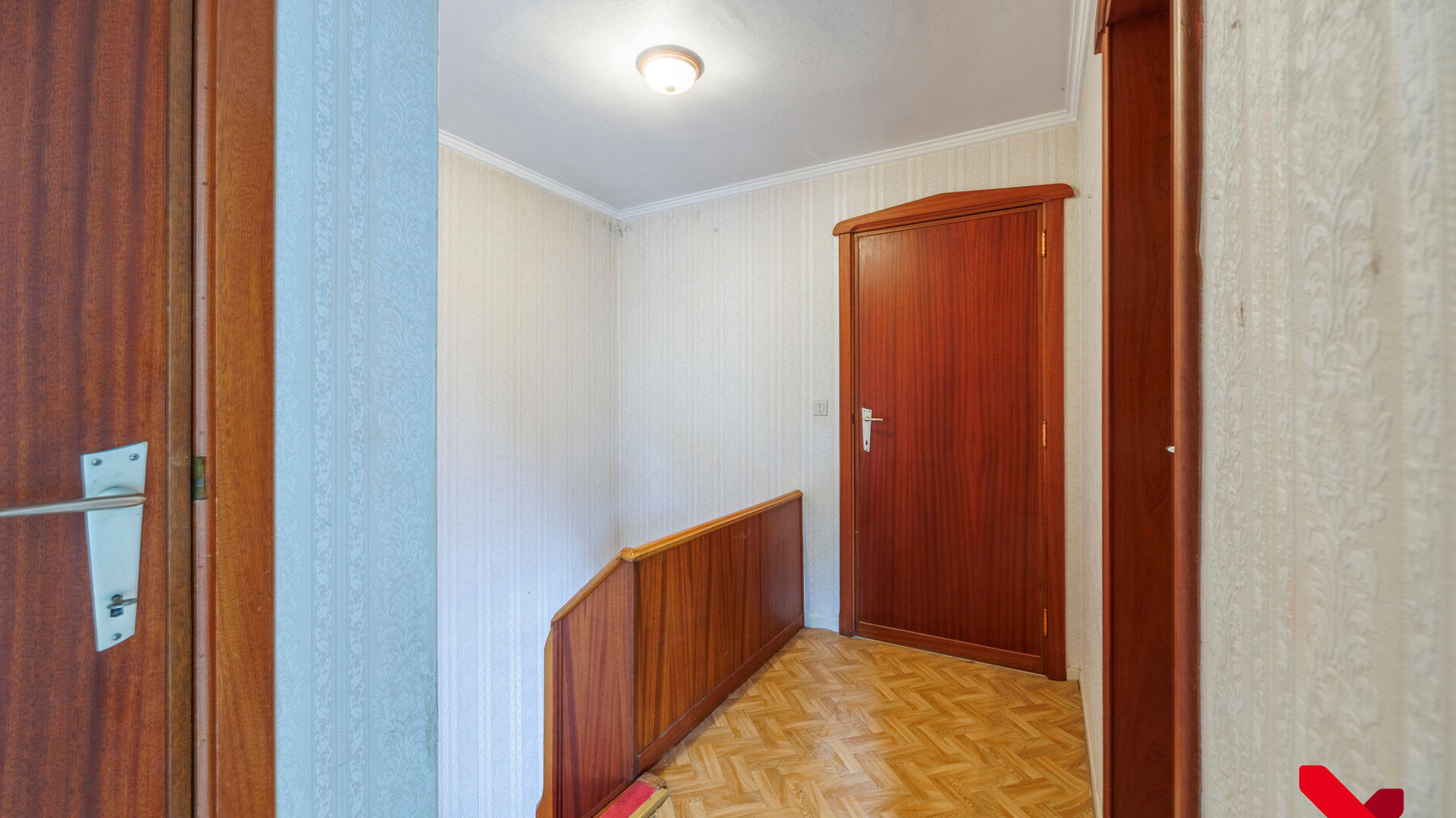 On Kerkomsesteenweg 13 in Boutersem, you will find this semi-detached building (HOB) with 3 bedrooms, garage and a cozy little garden. The house needs complete renovation, but has a solid structure and offers a lot of potential for those looking for a ren