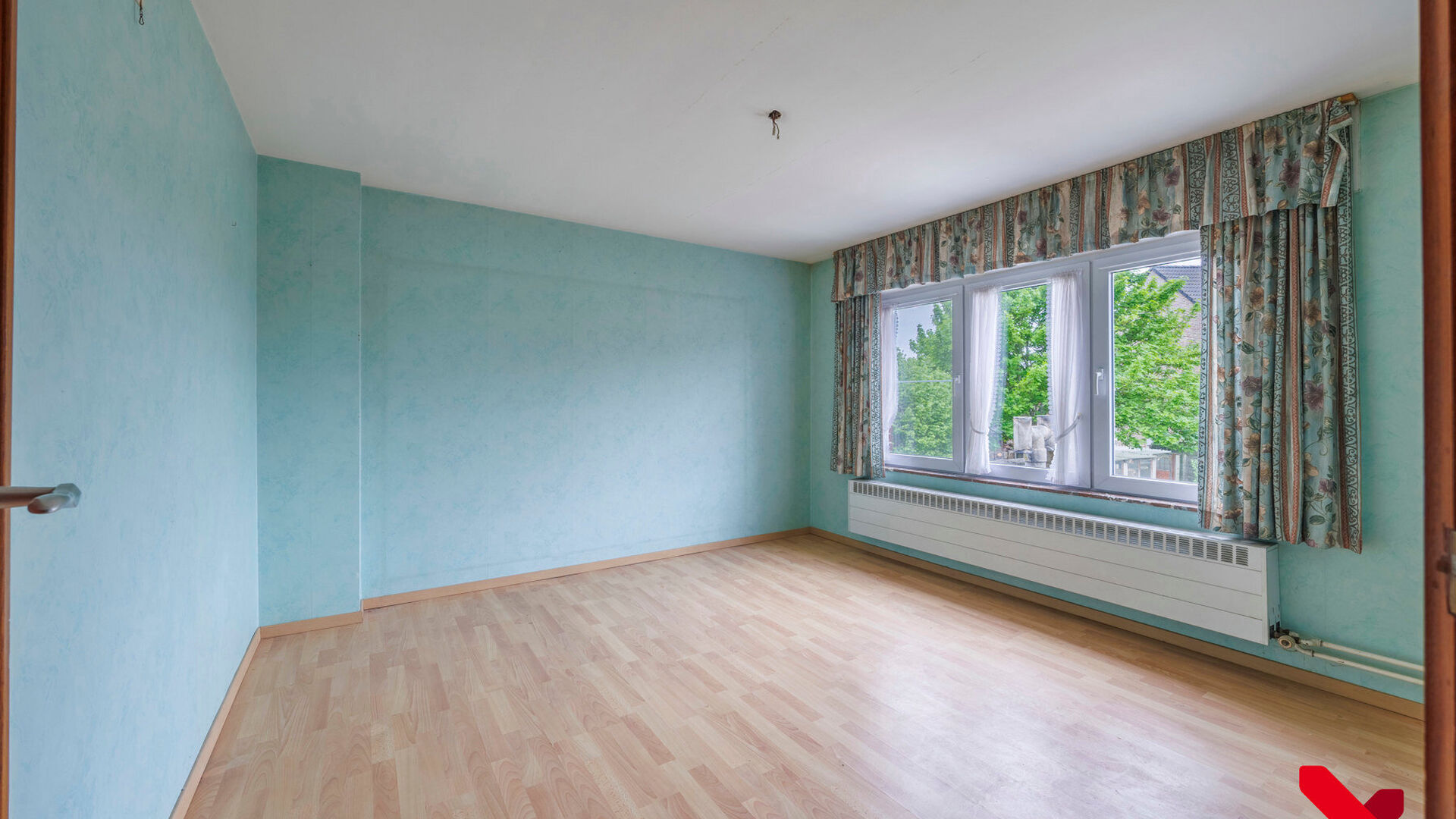 On Kerkomsesteenweg 13 in Boutersem, you will find this semi-detached building (HOB) with 3 bedrooms, garage and a cozy little garden. The house needs complete renovation, but has a solid structure and offers a lot of potential for those looking for a ren