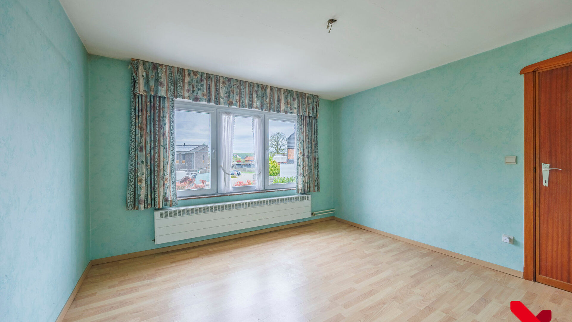 On Kerkomsesteenweg 13 in Boutersem, you will find this semi-detached building (HOB) with 3 bedrooms, garage and a cozy little garden. The house needs complete renovation, but has a solid structure and offers a lot of potential for those looking for a ren