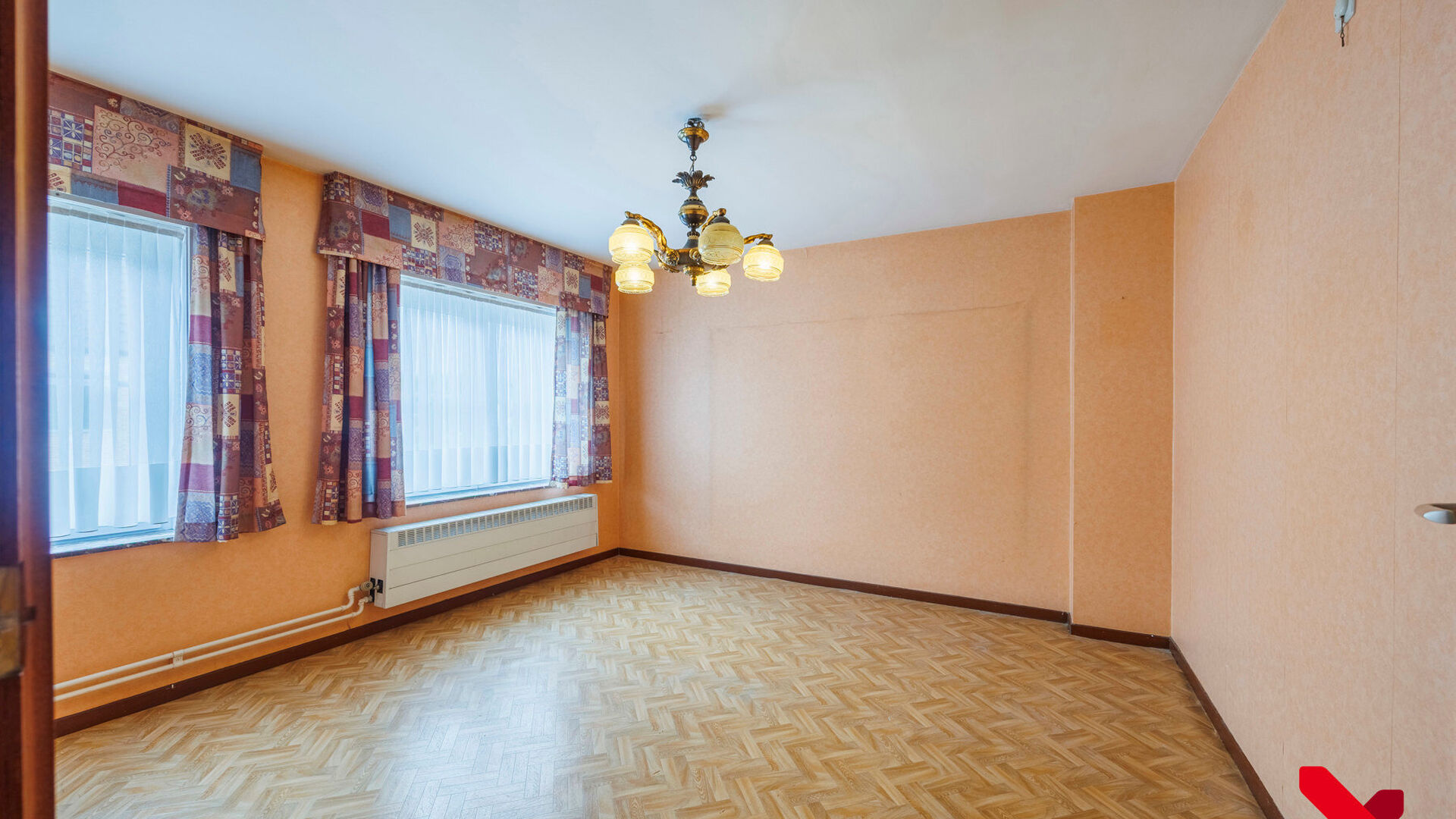 On Kerkomsesteenweg 13 in Boutersem, you will find this semi-detached building (HOB) with 3 bedrooms, garage and a cozy little garden. The house needs complete renovation, but has a solid structure and offers a lot of potential for those looking for a ren