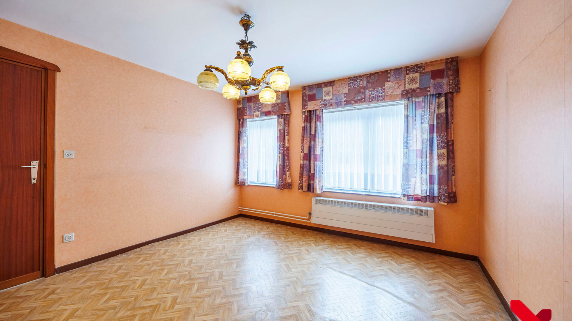 On Kerkomsesteenweg 13 in Boutersem, you will find this semi-detached building (HOB) with 3 bedrooms, garage and a cozy little garden. The house needs complete renovation, but has a solid structure and offers a lot of potential for those looking for a ren