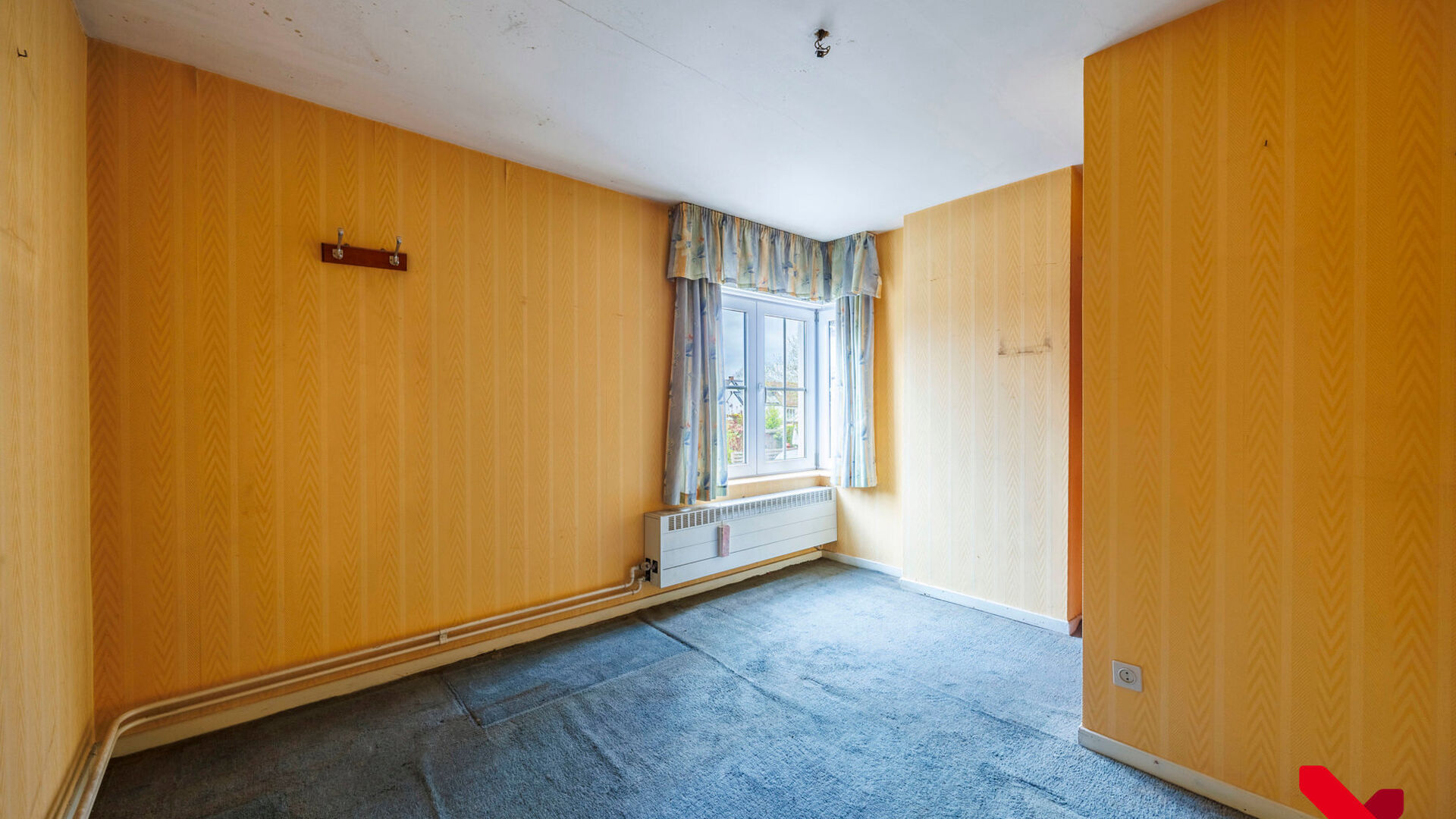 On Kerkomsesteenweg 13 in Boutersem, you will find this semi-detached building (HOB) with 3 bedrooms, garage and a cozy little garden. The house needs complete renovation, but has a solid structure and offers a lot of potential for those looking for a ren