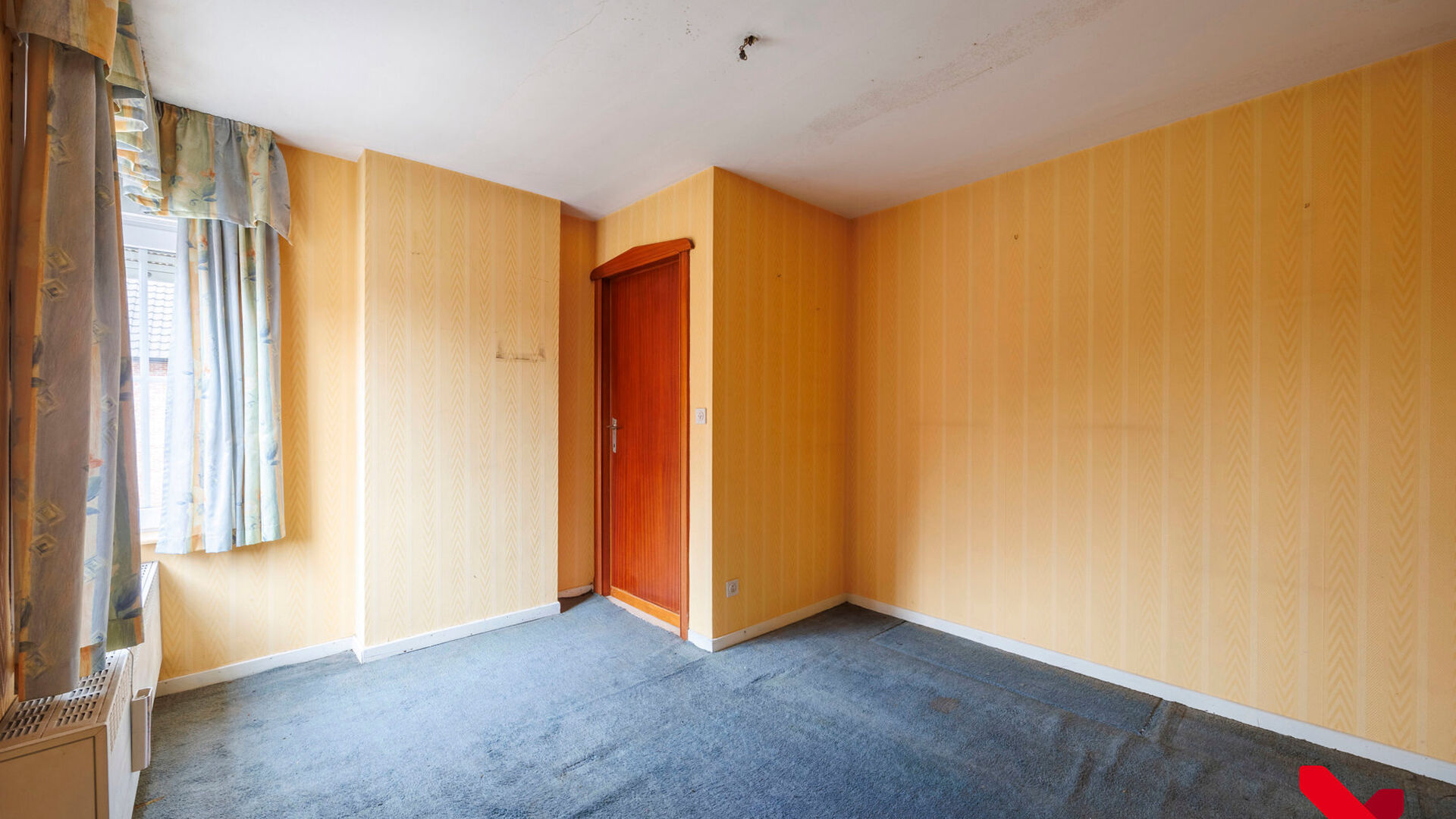 On Kerkomsesteenweg 13 in Boutersem, you will find this semi-detached building (HOB) with 3 bedrooms, garage and a cozy little garden. The house needs complete renovation, but has a solid structure and offers a lot of potential for those looking for a ren
