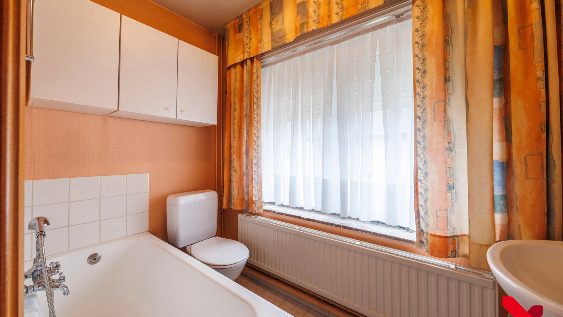 On Kerkomsesteenweg 13 in Boutersem, you will find this semi-detached building (HOB) with 3 bedrooms, garage and a cozy little garden. The house needs complete renovation, but has a solid structure and offers a lot of potential for those looking for a ren
