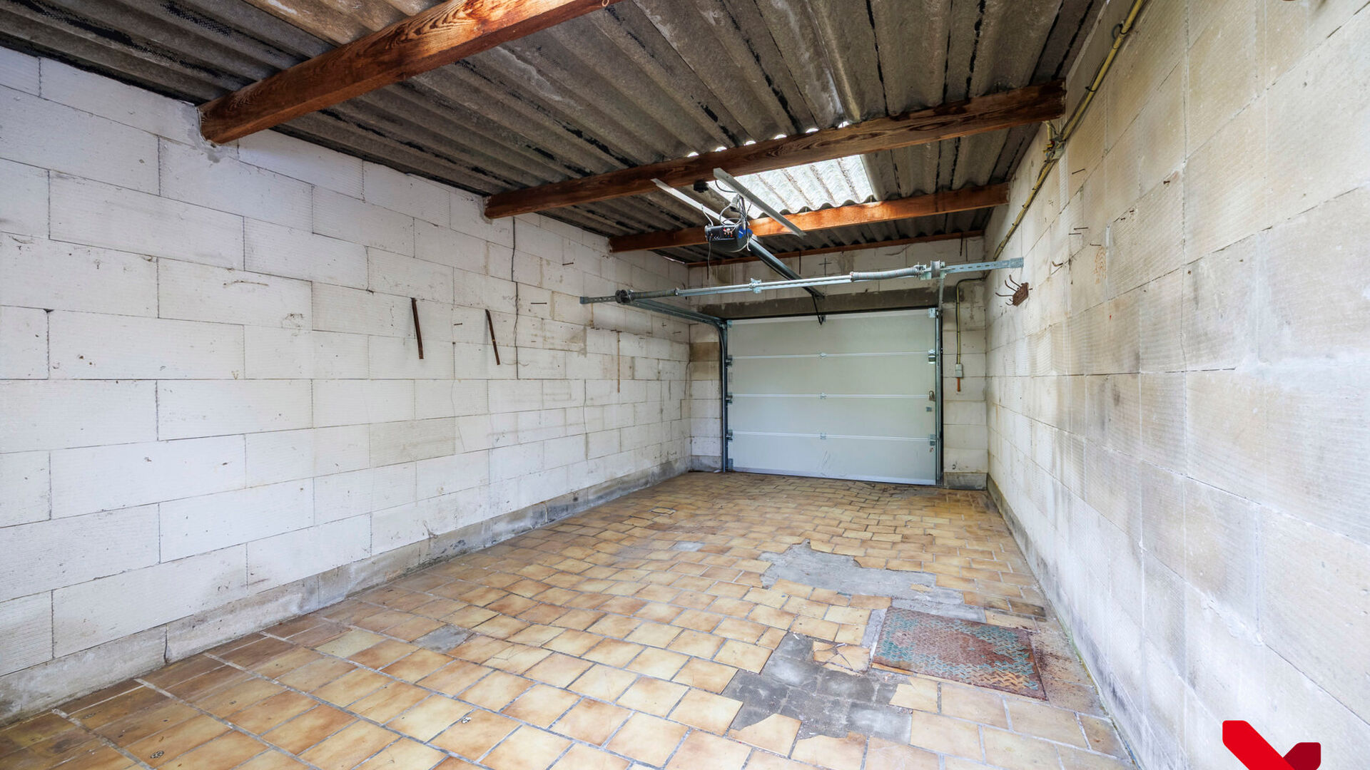 On Kerkomsesteenweg 13 in Boutersem, you will find this semi-detached building (HOB) with 3 bedrooms, garage and a cozy little garden. The house needs complete renovation, but has a solid structure and offers a lot of potential for those looking for a ren