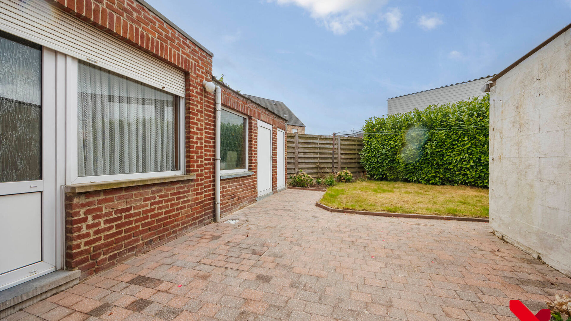 On Kerkomsesteenweg 13 in Boutersem, you will find this semi-detached building (HOB) with 3 bedrooms, garage and a cozy little garden. The house needs complete renovation, but has a solid structure and offers a lot of potential for those looking for a ren