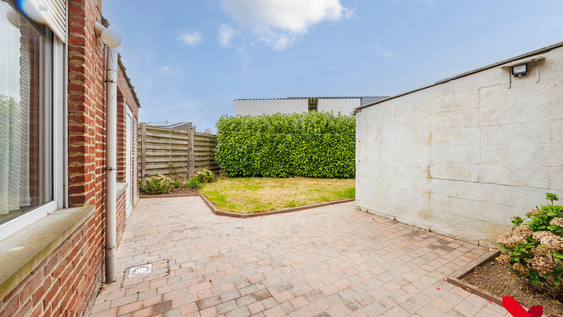 On Kerkomsesteenweg 13 in Boutersem, you will find this semi-detached building (HOB) with 3 bedrooms, garage and a cozy little garden. The house needs complete renovation, but has a solid structure and offers a lot of potential for those looking for a ren