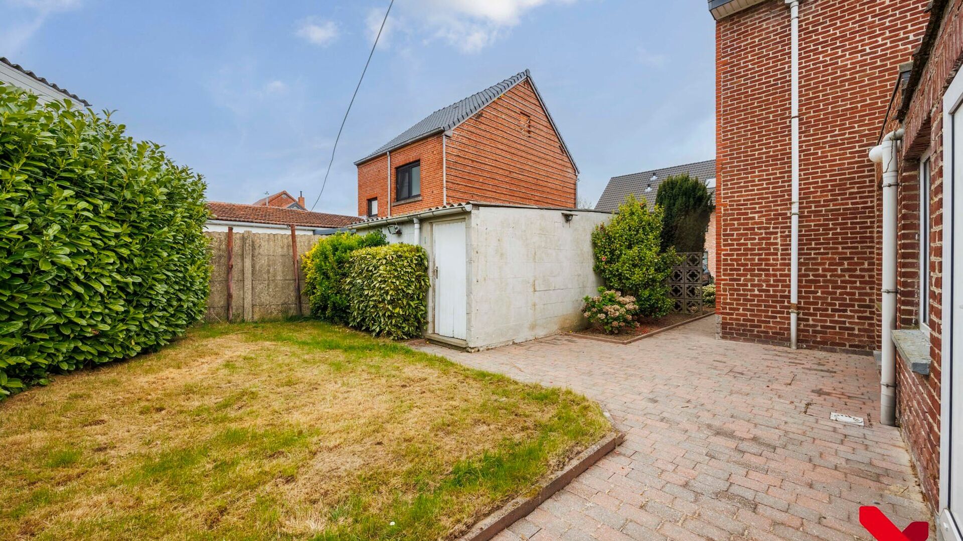 On Kerkomsesteenweg 13 in Boutersem, you will find this semi-detached building (HOB) with 3 bedrooms, garage and a cozy little garden. The house needs complete renovation, but has a solid structure and offers a lot of potential for those looking for a ren