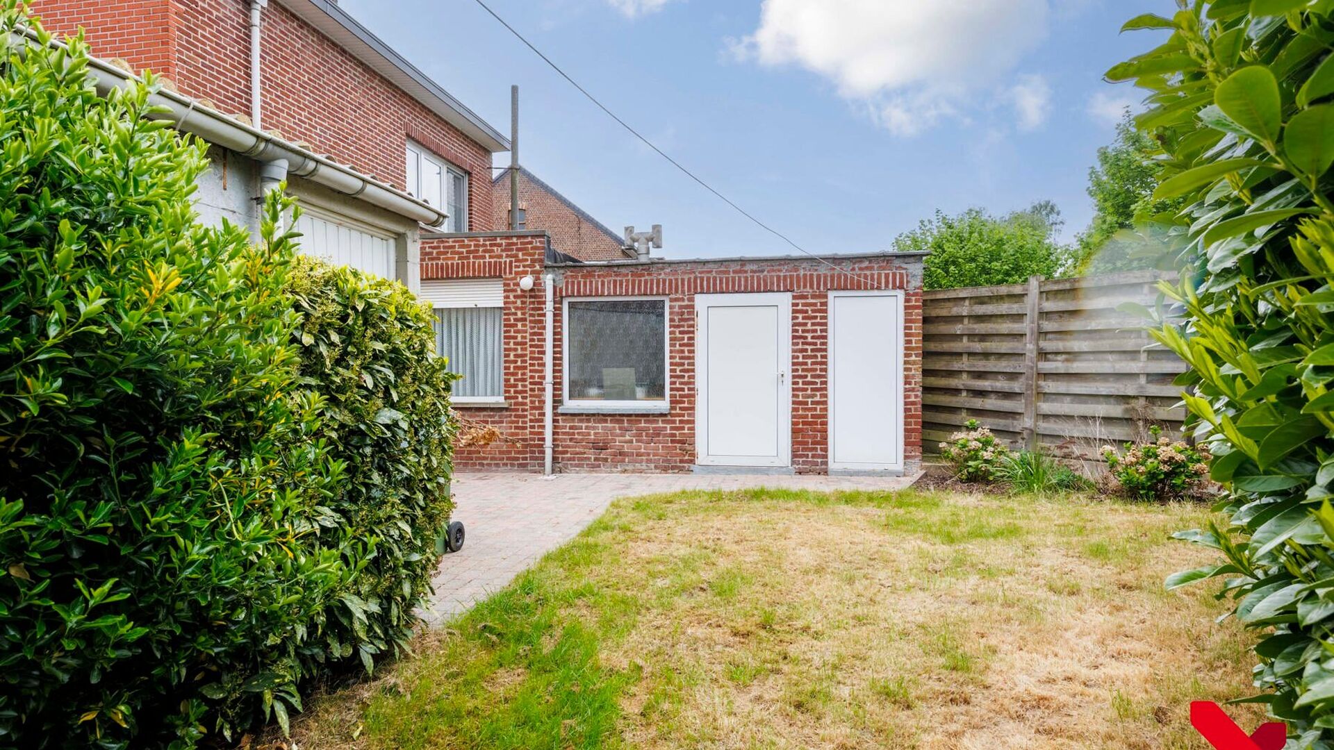 On Kerkomsesteenweg 13 in Boutersem, you will find this semi-detached building (HOB) with 3 bedrooms, garage and a cozy little garden. The house needs complete renovation, but has a solid structure and offers a lot of potential for those looking for a ren