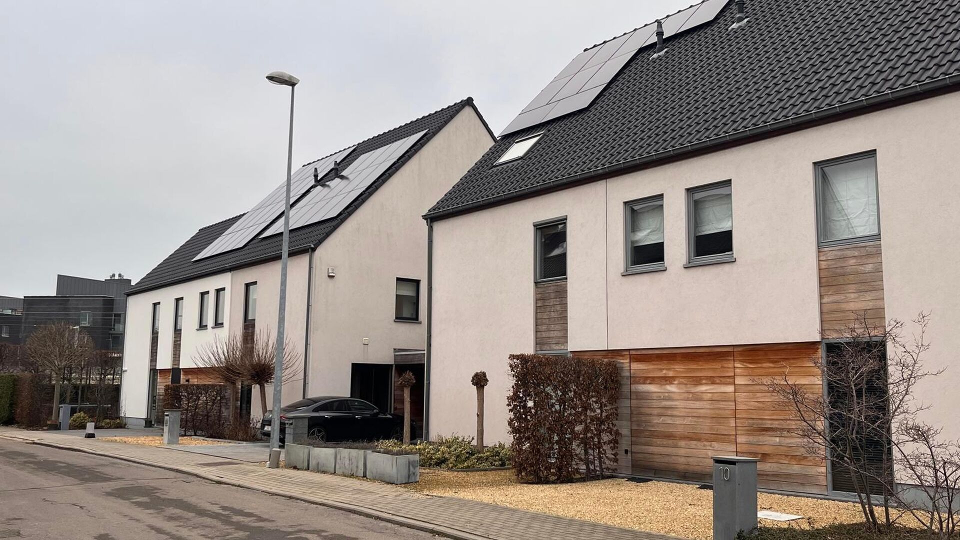 Op zoek naar een moderne gezinswoning met voldoende ruimte én een rustige ligging? Deze recente halfopen bebouwing is gelegen in een rustige straat in Herent. De ligging is praktisch: het centrum van Leuven, het station, de autosnelweg en de fietsautostr