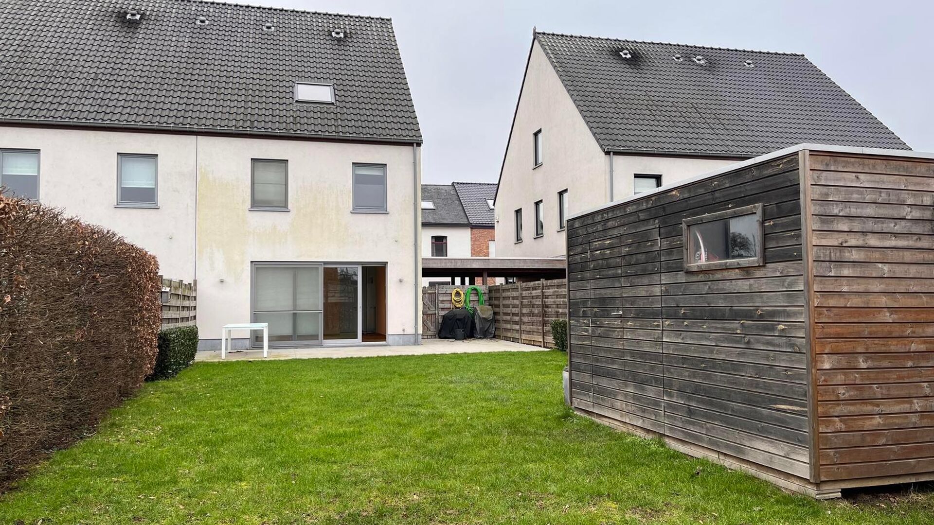 Op zoek naar een moderne gezinswoning met voldoende ruimte én een rustige ligging? Deze recente halfopen bebouwing is gelegen in een rustige straat in Herent. De ligging is praktisch: het centrum van Leuven, het station, de autosnelweg en de fietsautostr