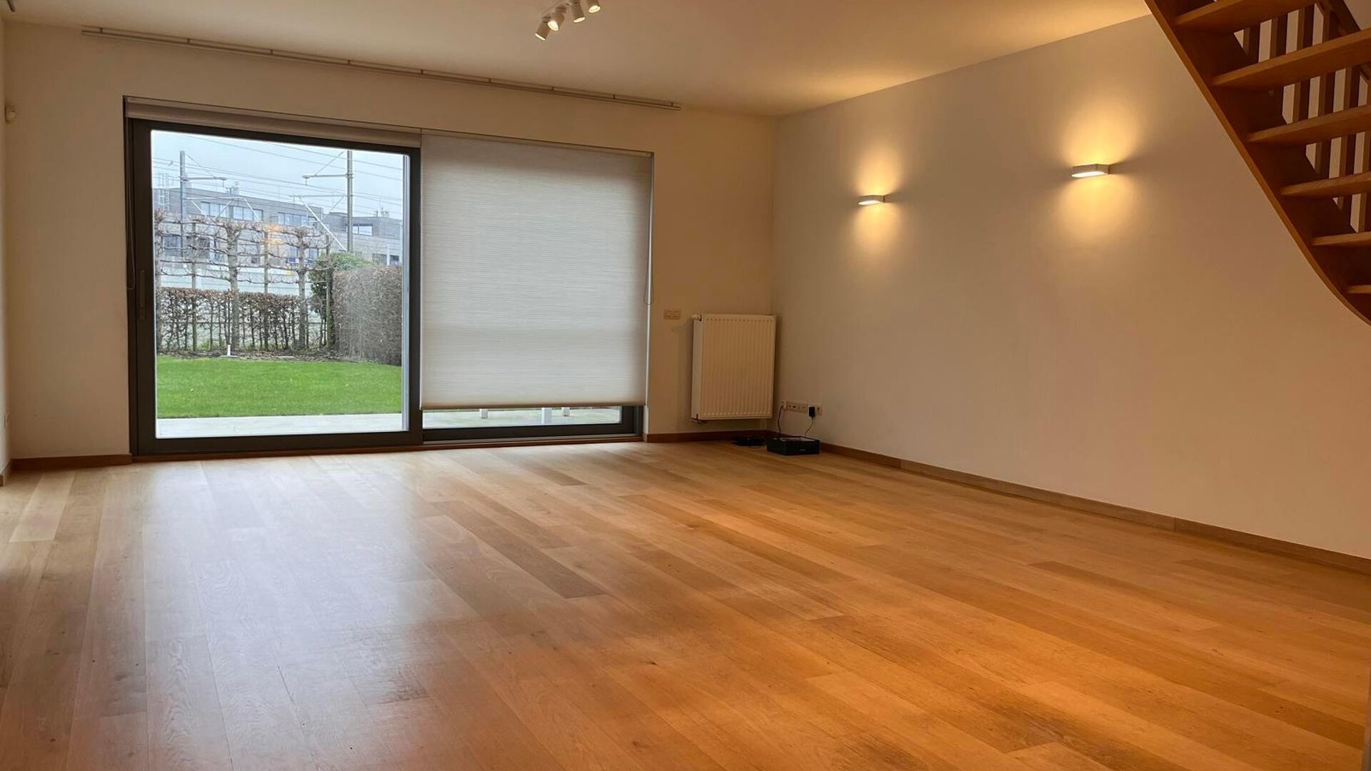 Op zoek naar een moderne gezinswoning met voldoende ruimte én een rustige ligging? Deze recente halfopen bebouwing is gelegen in een rustige straat in Herent. De ligging is praktisch: het centrum van Leuven, het station, de autosnelweg en de fietsautostr