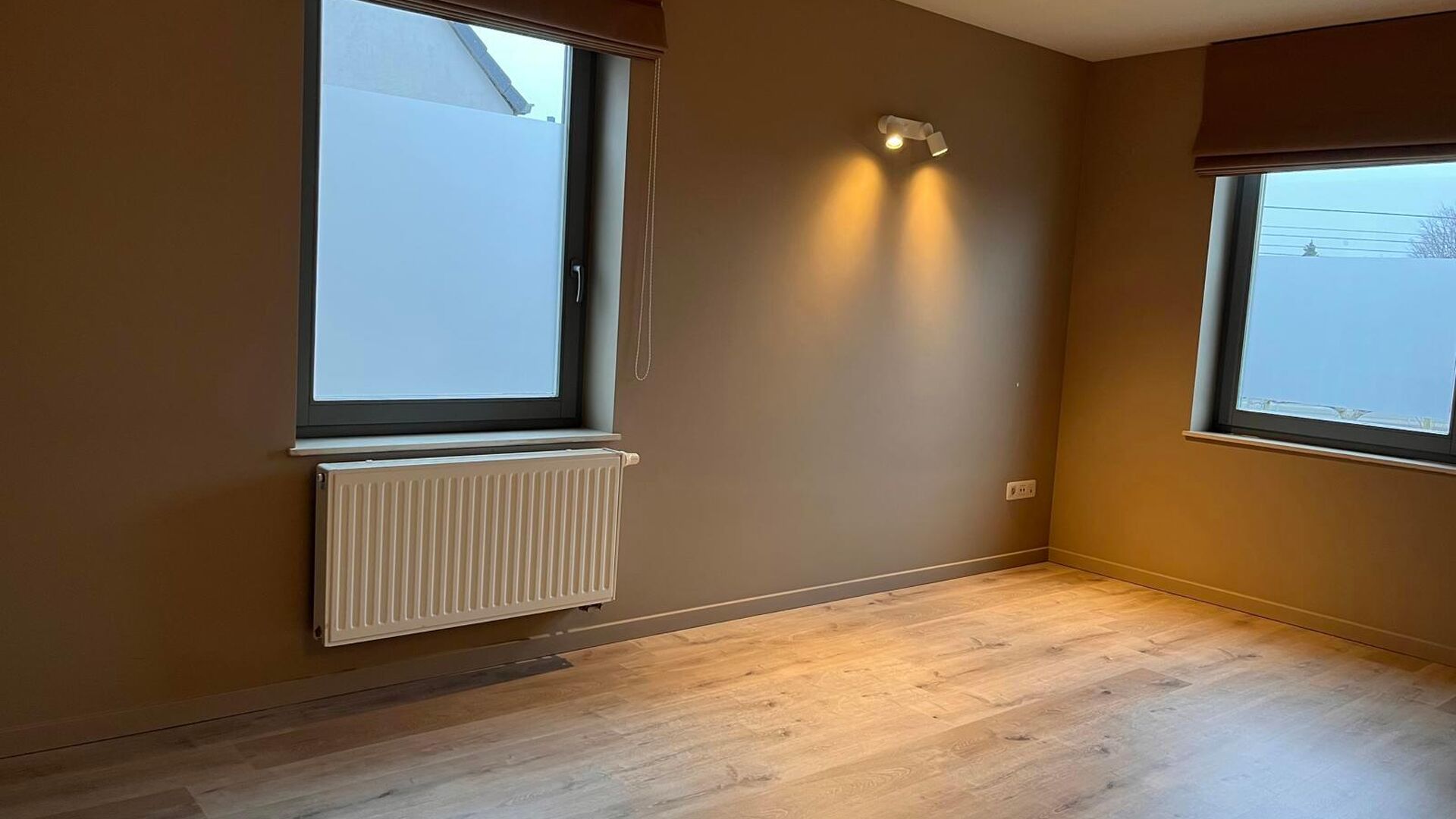 Op zoek naar een moderne gezinswoning met voldoende ruimte én een rustige ligging? Deze recente halfopen bebouwing is gelegen in een rustige straat in Herent. De ligging is praktisch: het centrum van Leuven, het station, de autosnelweg en de fietsautostr