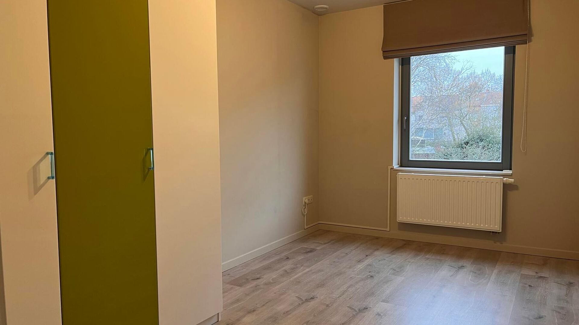 Op zoek naar een moderne gezinswoning met voldoende ruimte én een rustige ligging? Deze recente halfopen bebouwing is gelegen in een rustige straat in Herent. De ligging is praktisch: het centrum van Leuven, het station, de autosnelweg en de fietsautostr