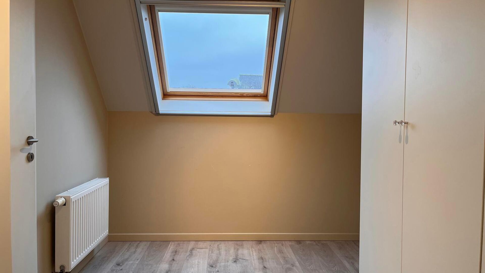 Op zoek naar een moderne gezinswoning met voldoende ruimte én een rustige ligging? Deze recente halfopen bebouwing is gelegen in een rustige straat in Herent. De ligging is praktisch: het centrum van Leuven, het station, de autosnelweg en de fietsautostr