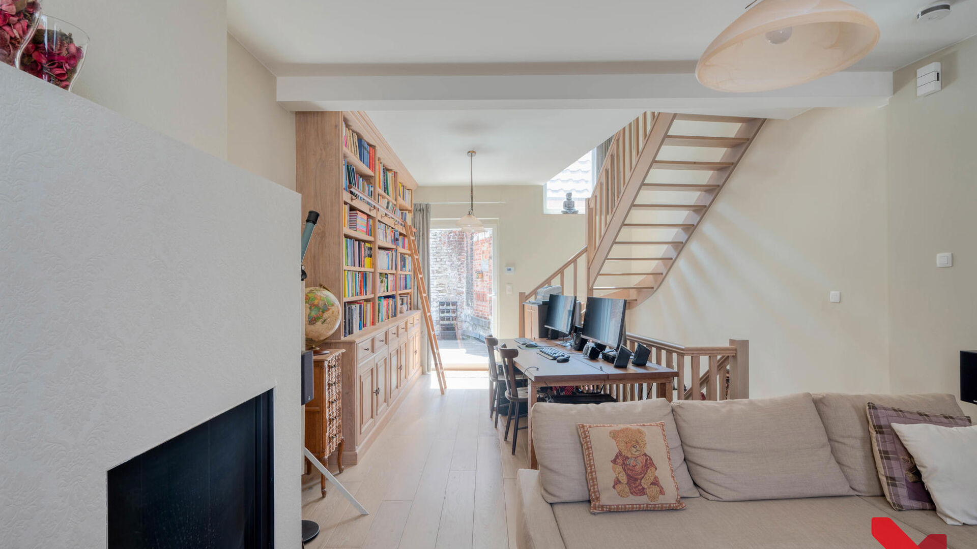 GEEN STUDENTEN
Charmante rijwoning in hartje Leuven met landelijk karakter. 

Deze woning werd volledig gerenoveerd met hoogwaardige materialen. 

Via de inkomhal kom je terecht in de volledig geïnstalleerde leefkeuken en eetplaats. De keuken is volledig