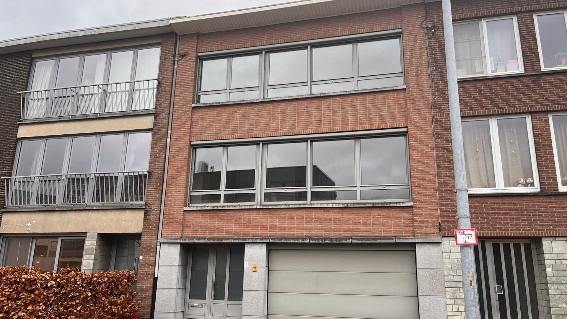 Ruime rustig gelegen bel-étage woning te huur in centrum Kessel-Lo, vlak aan Michottepark, op wandelafstand van grootwarenhuis, station, openbaar vervoer en op fietsafstand van centrum Leuven. Deze woning omvat op het gelijkvloers, een ruime inkomhal met