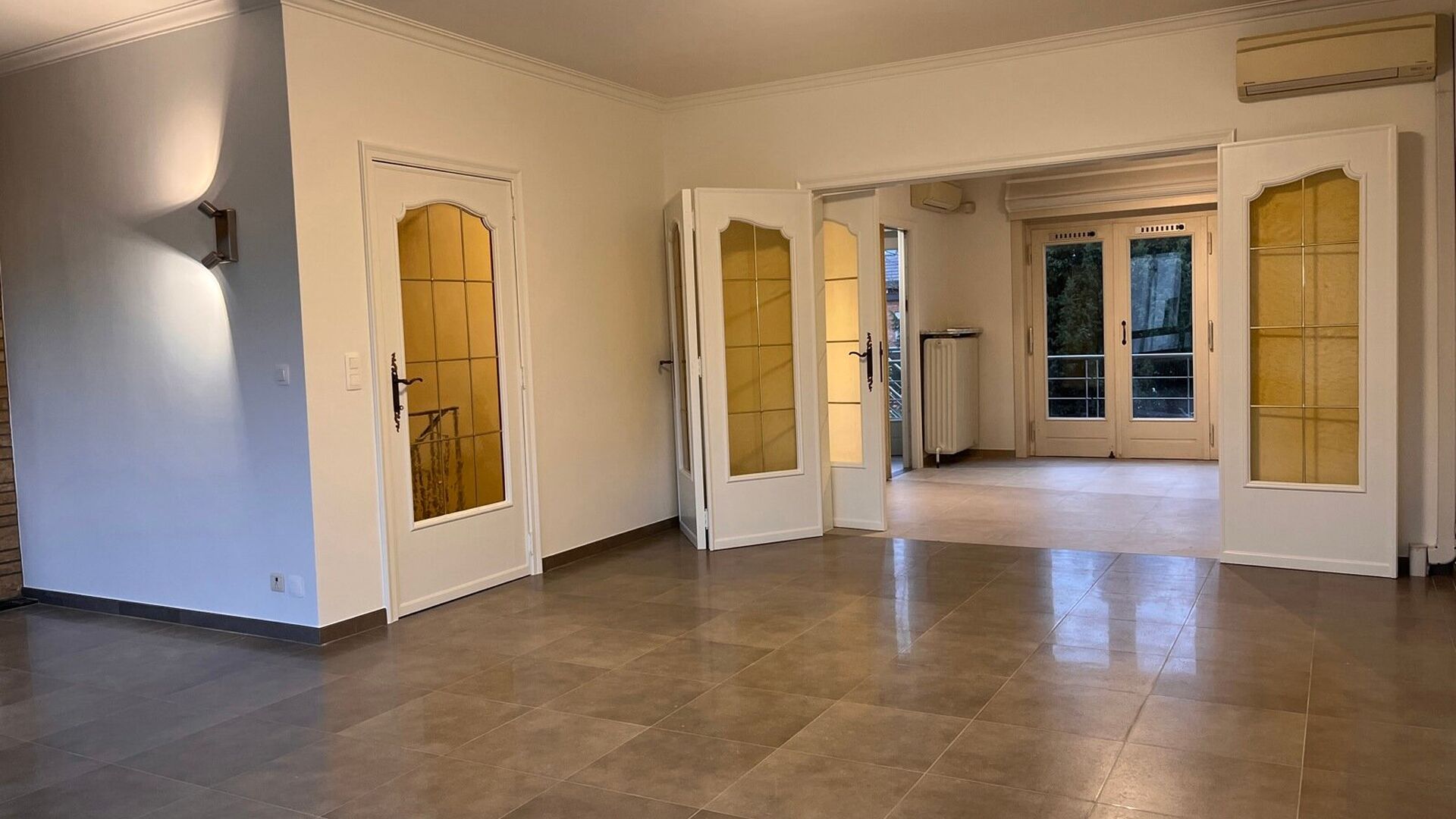 Ruime rustig gelegen bel-étage woning te huur in centrum Kessel-Lo, vlak aan Michottepark, op wandelafstand van grootwarenhuis, station, openbaar vervoer en op fietsafstand van centrum Leuven. Deze woning omvat op het gelijkvloers, een ruime inkomhal met