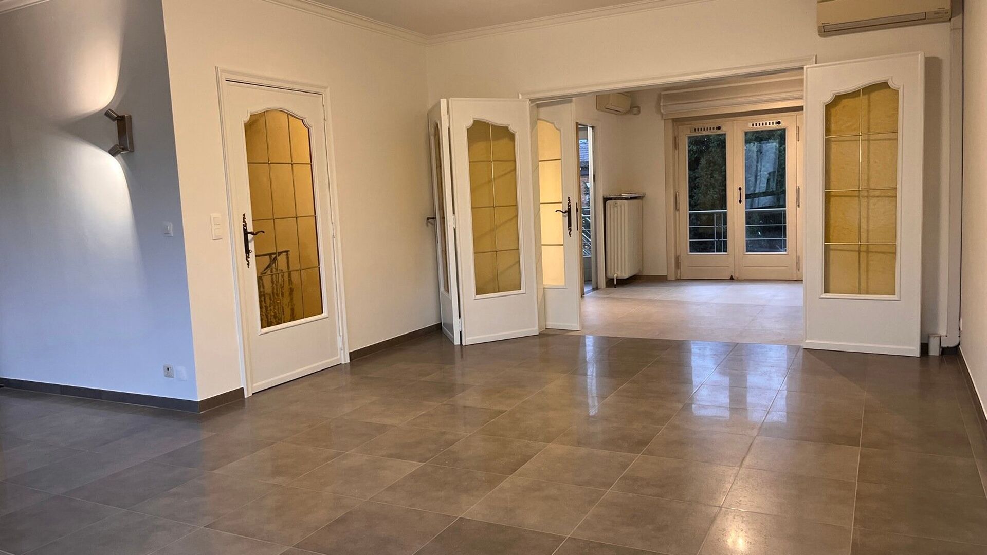 Ruime rustig gelegen bel-étage woning te huur in centrum Kessel-Lo, vlak aan Michottepark, op wandelafstand van grootwarenhuis, station, openbaar vervoer en op fietsafstand van centrum Leuven. Deze woning omvat op het gelijkvloers, een ruime inkomhal met