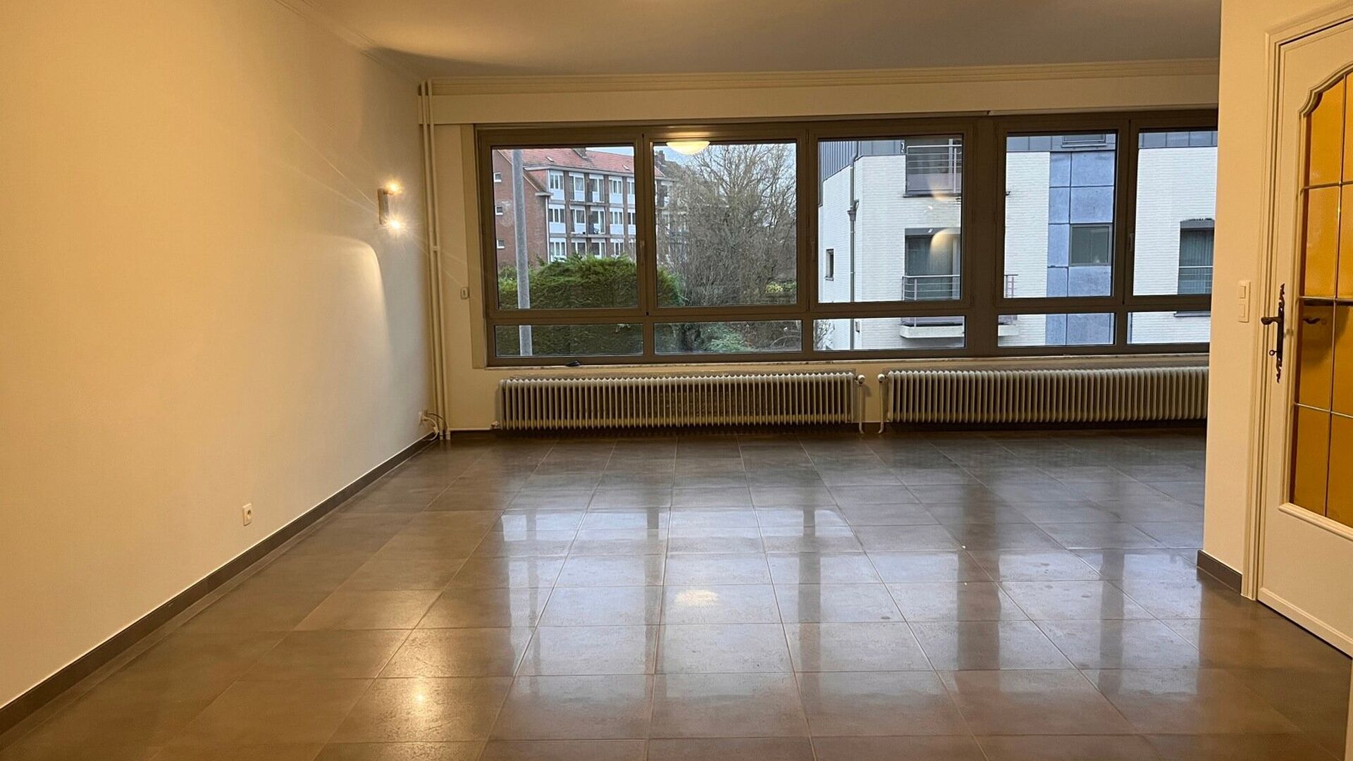 Ruime rustig gelegen bel-étage woning te huur in centrum Kessel-Lo, vlak aan Michottepark, op wandelafstand van grootwarenhuis, station, openbaar vervoer en op fietsafstand van centrum Leuven. Deze woning omvat op het gelijkvloers, een ruime inkomhal met