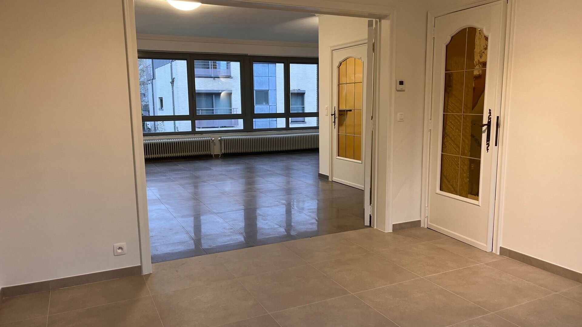 Ruime rustig gelegen bel-étage woning te huur in centrum Kessel-Lo, vlak aan Michottepark, op wandelafstand van grootwarenhuis, station, openbaar vervoer en op fietsafstand van centrum Leuven. Deze woning omvat op het gelijkvloers, een ruime inkomhal met