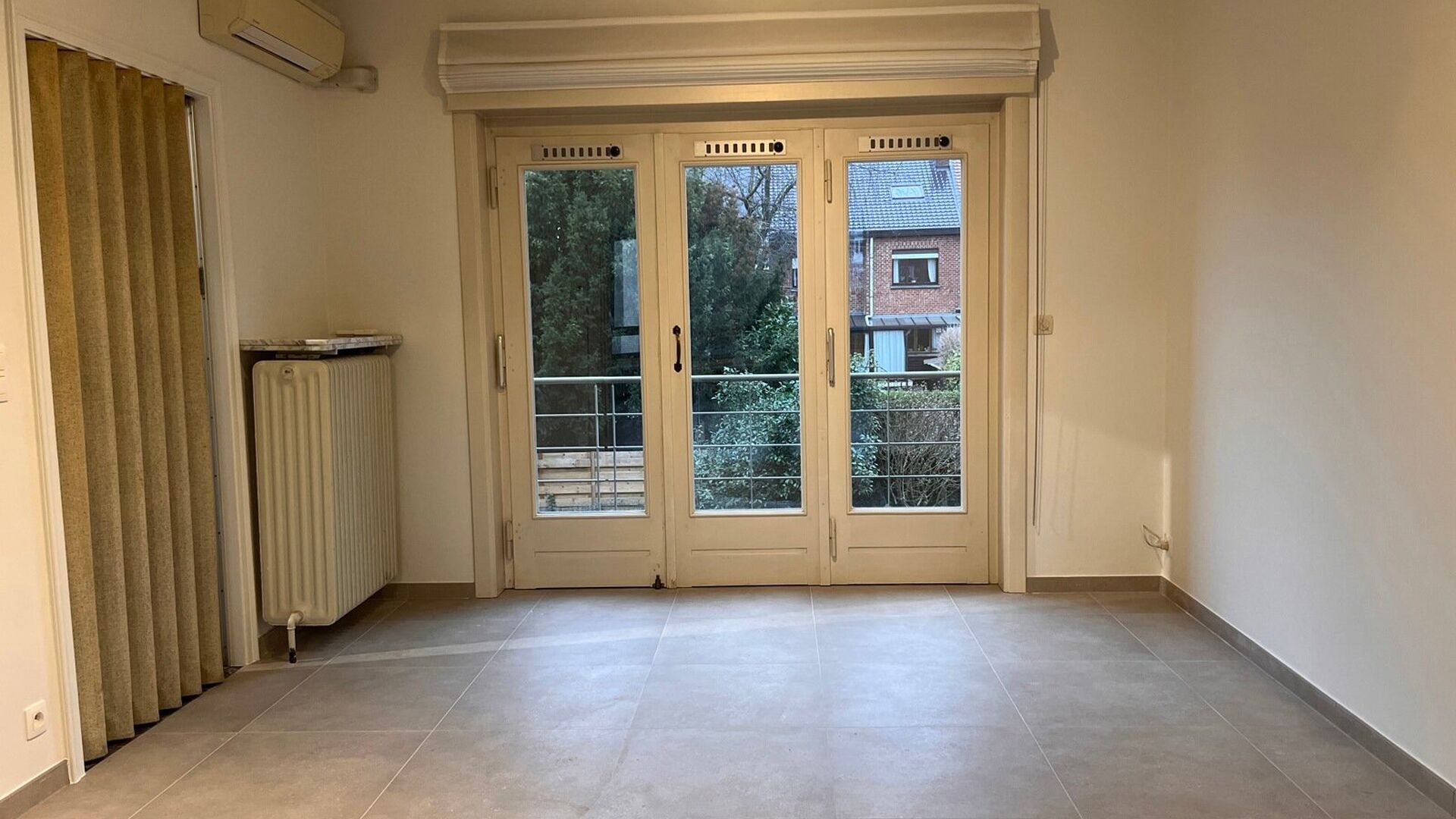 Ruime rustig gelegen bel-étage woning te huur in centrum Kessel-Lo, vlak aan Michottepark, op wandelafstand van grootwarenhuis, station, openbaar vervoer en op fietsafstand van centrum Leuven. Deze woning omvat op het gelijkvloers, een ruime inkomhal met