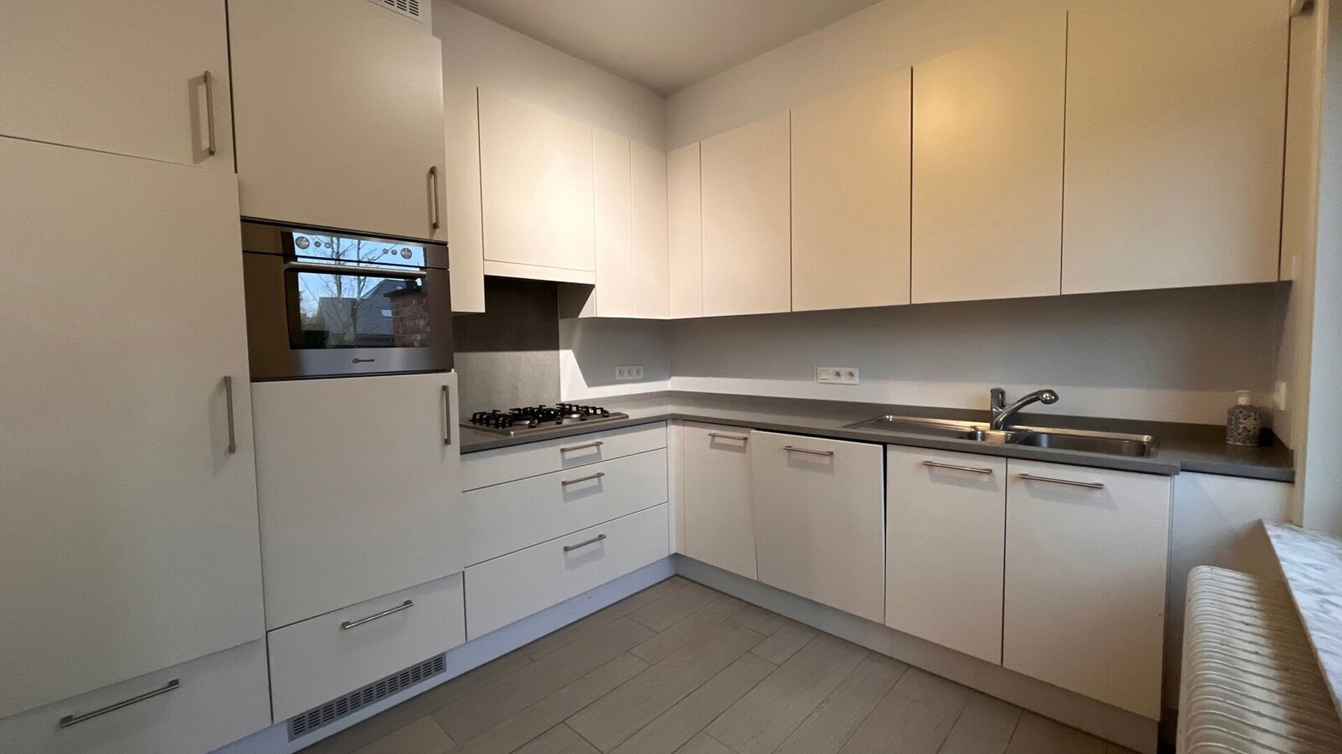 Ruime rustig gelegen bel-étage woning te huur in centrum Kessel-Lo, vlak aan Michottepark, op wandelafstand van grootwarenhuis, station, openbaar vervoer en op fietsafstand van centrum Leuven. Deze woning omvat op het gelijkvloers, een ruime inkomhal met