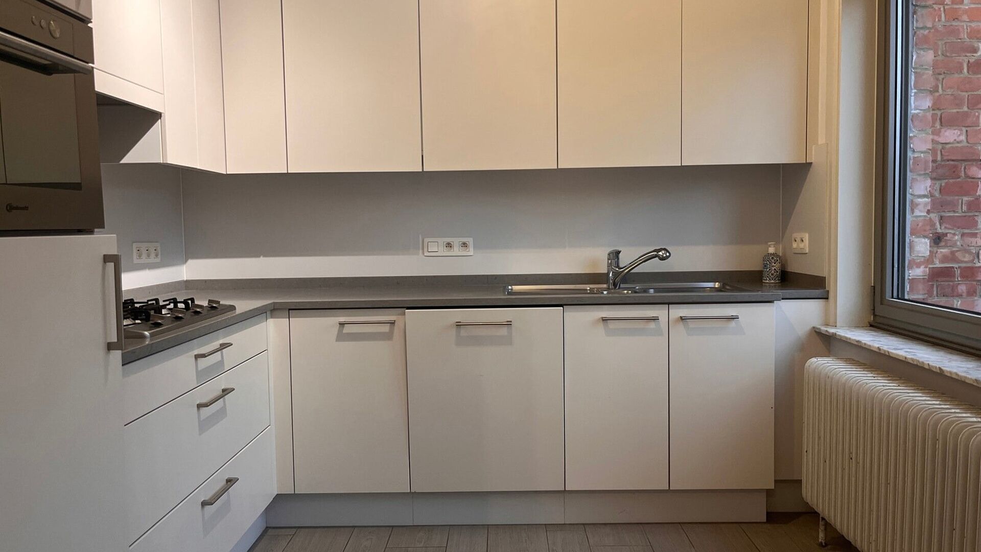Ruime rustig gelegen bel-étage woning te huur in centrum Kessel-Lo, vlak aan Michottepark, op wandelafstand van grootwarenhuis, station, openbaar vervoer en op fietsafstand van centrum Leuven. Deze woning omvat op het gelijkvloers, een ruime inkomhal met