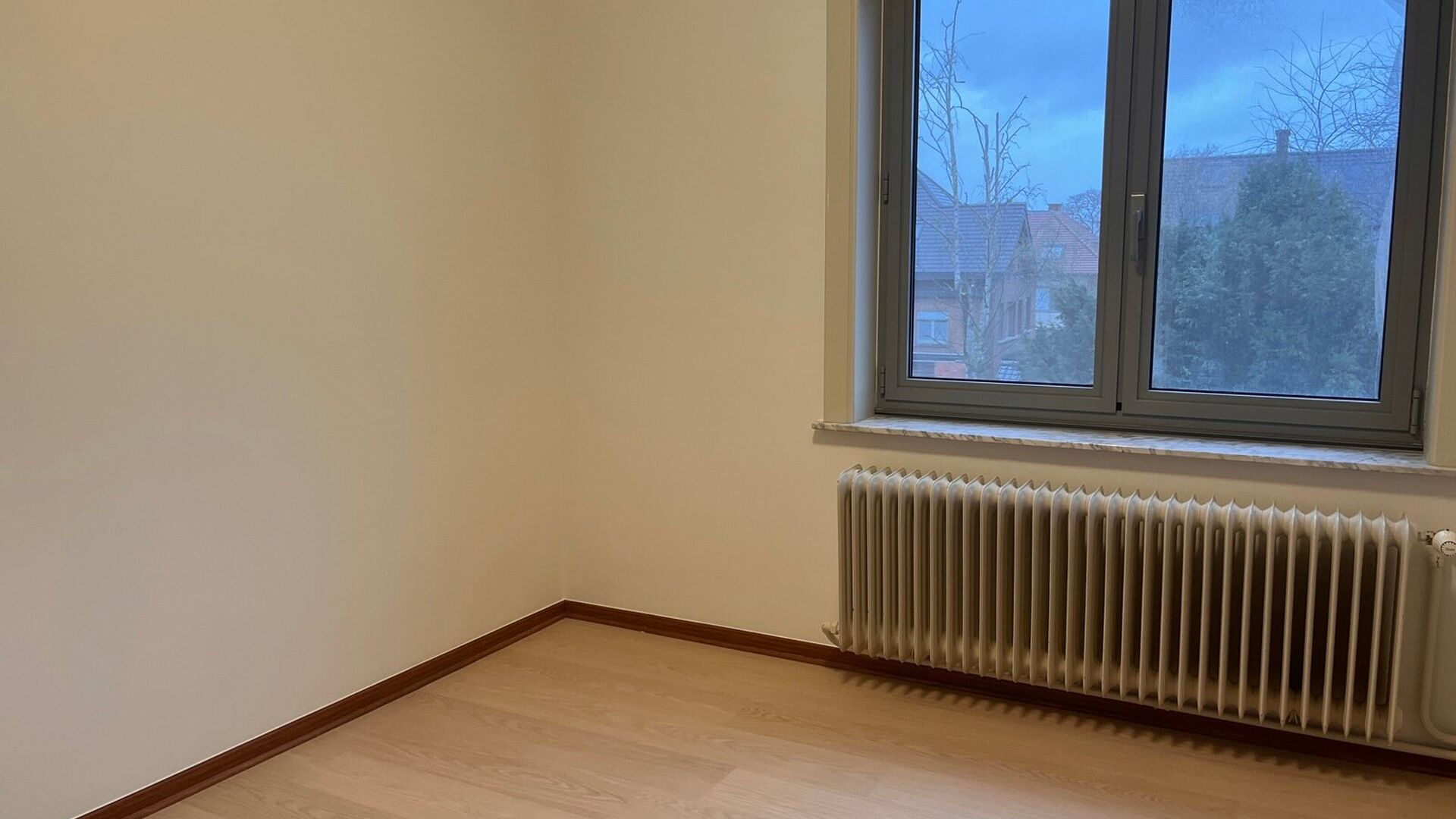 Ruime rustig gelegen bel-étage woning te huur in centrum Kessel-Lo, vlak aan Michottepark, op wandelafstand van grootwarenhuis, station, openbaar vervoer en op fietsafstand van centrum Leuven. Deze woning omvat op het gelijkvloers, een ruime inkomhal met