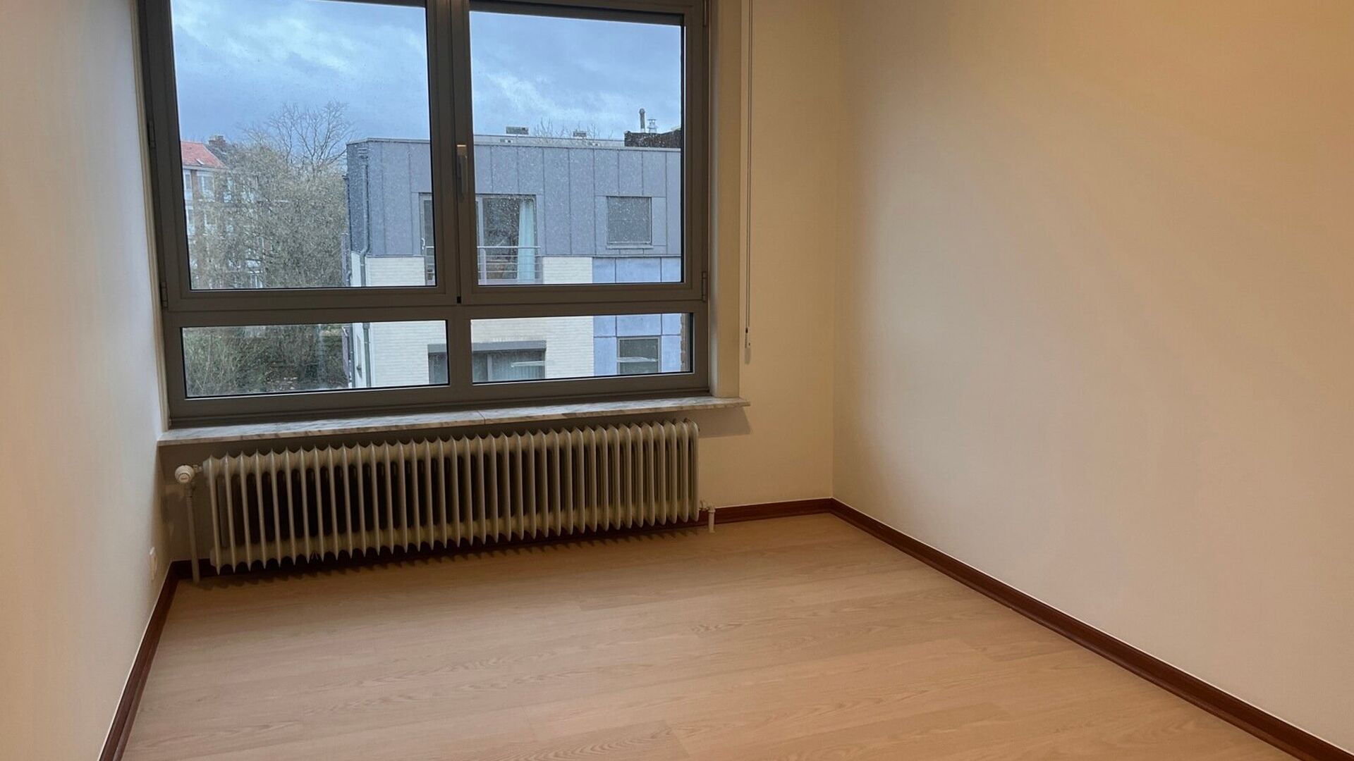 Ruime rustig gelegen bel-étage woning te huur in centrum Kessel-Lo, vlak aan Michottepark, op wandelafstand van grootwarenhuis, station, openbaar vervoer en op fietsafstand van centrum Leuven. Deze woning omvat op het gelijkvloers, een ruime inkomhal met
