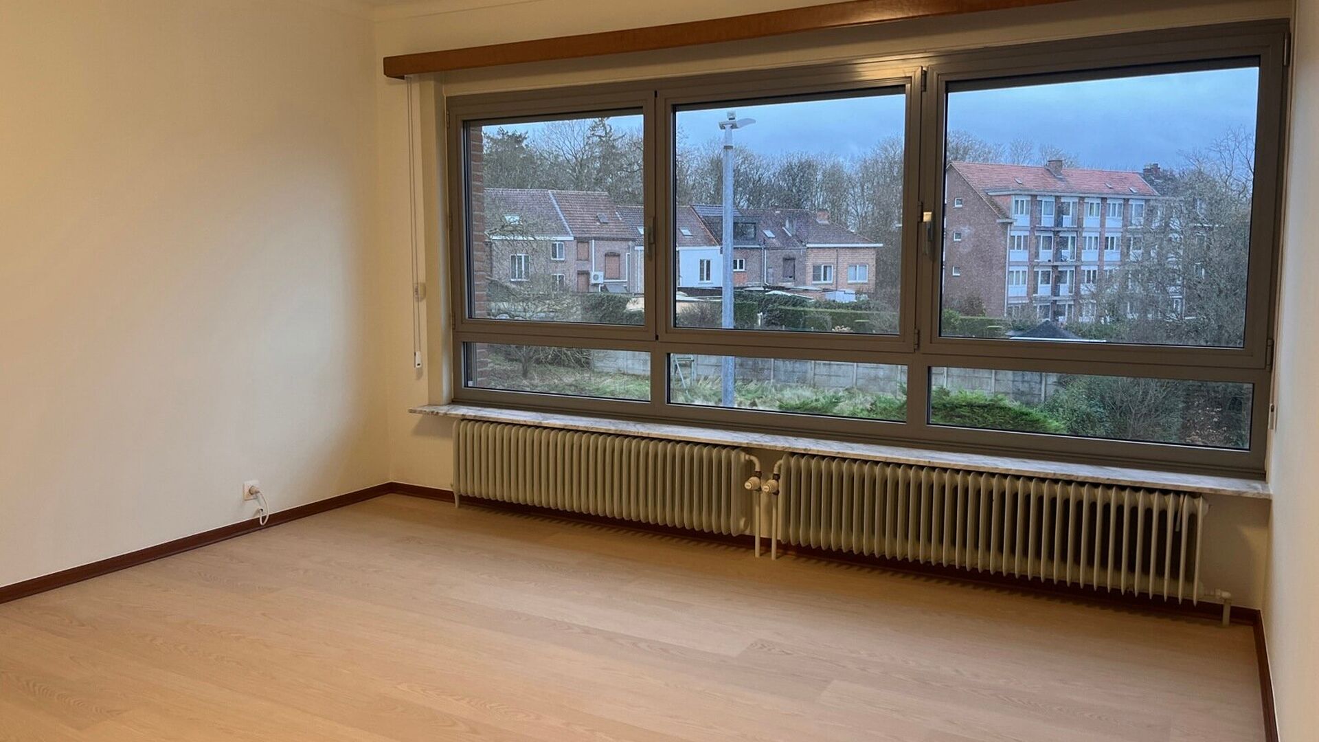 Ruime rustig gelegen bel-étage woning te huur in centrum Kessel-Lo, vlak aan Michottepark, op wandelafstand van grootwarenhuis, station, openbaar vervoer en op fietsafstand van centrum Leuven. Deze woning omvat op het gelijkvloers, een ruime inkomhal met