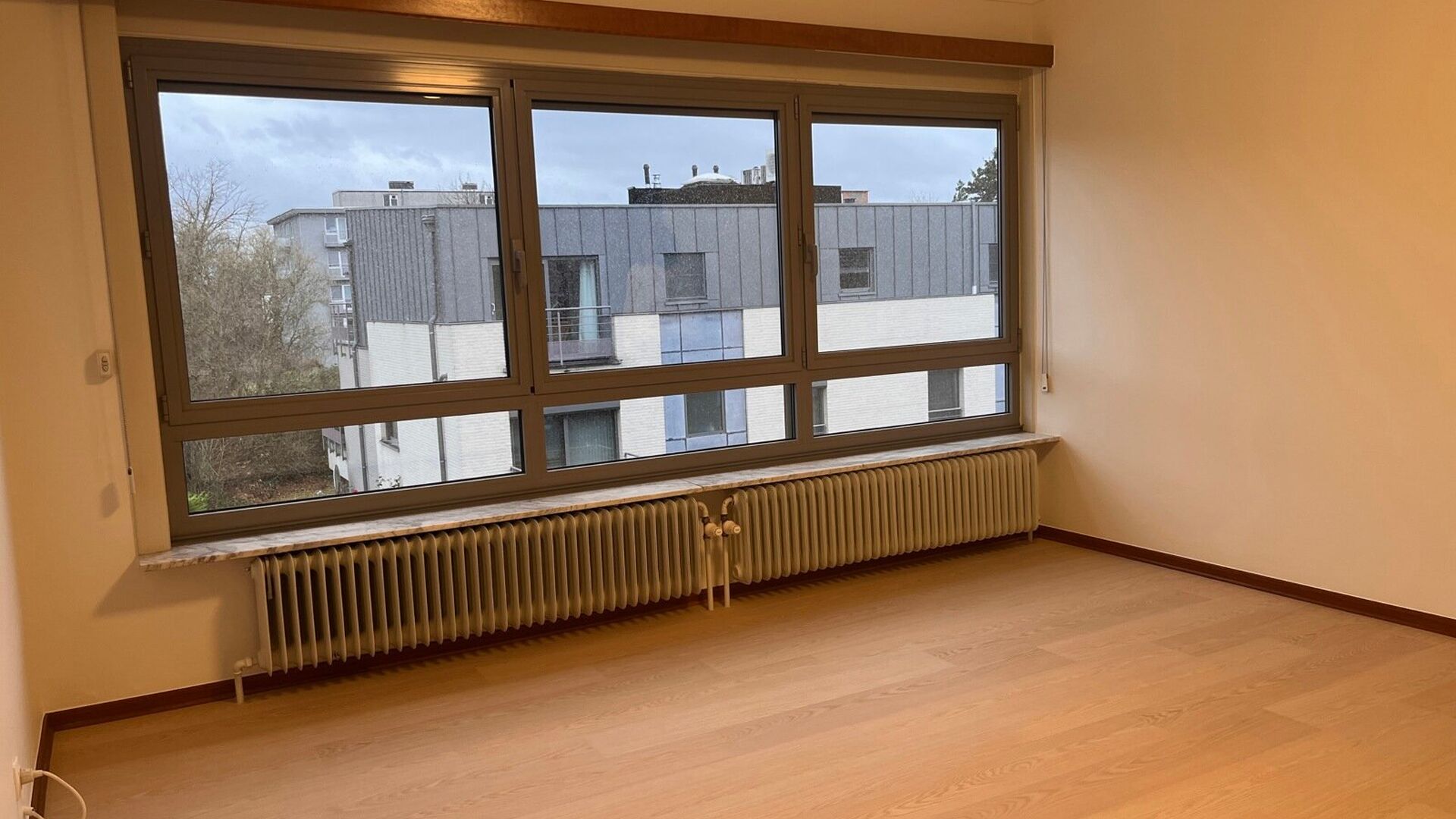 Ruime rustig gelegen bel-étage woning te huur in centrum Kessel-Lo, vlak aan Michottepark, op wandelafstand van grootwarenhuis, station, openbaar vervoer en op fietsafstand van centrum Leuven. Deze woning omvat op het gelijkvloers, een ruime inkomhal met