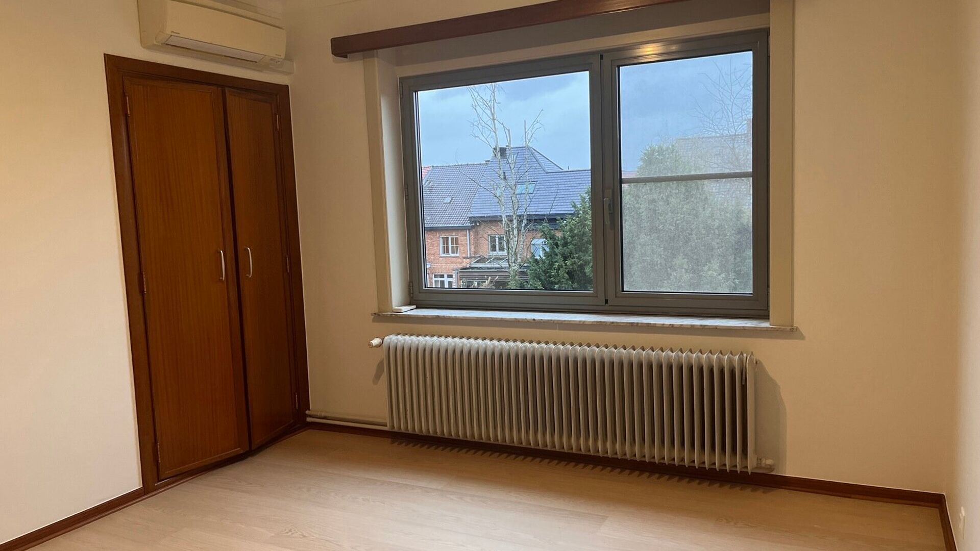 Ruime rustig gelegen bel-étage woning te huur in centrum Kessel-Lo, vlak aan Michottepark, op wandelafstand van grootwarenhuis, station, openbaar vervoer en op fietsafstand van centrum Leuven. Deze woning omvat op het gelijkvloers, een ruime inkomhal met