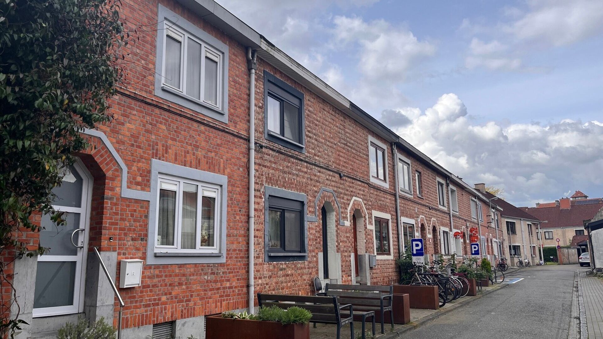 Deze degelijke woning uit de jaren 30 bevindt zich in een van de gezelligste en rustigste straatjes van Leuven. Ze werd volledig gerenoveerd en heeft volgende indeling: Inkomhal, open leefruimte met aansluitend nieuwe volledig geïnstalleerde keuken. Badk