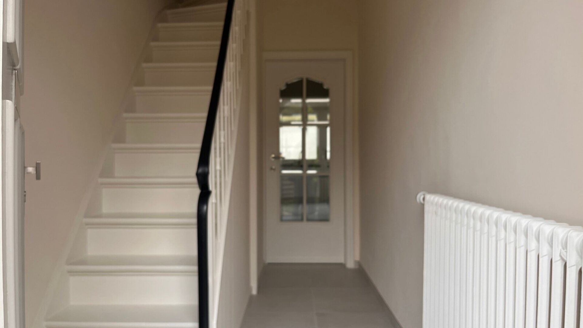 Deze degelijke woning uit de jaren 30 bevindt zich in een van de gezelligste en rustigste straatjes van Leuven. Ze werd volledig gerenoveerd en heeft volgende indeling: Inkomhal, open leefruimte met aansluitend nieuwe volledig geïnstalleerde keuken. Badk