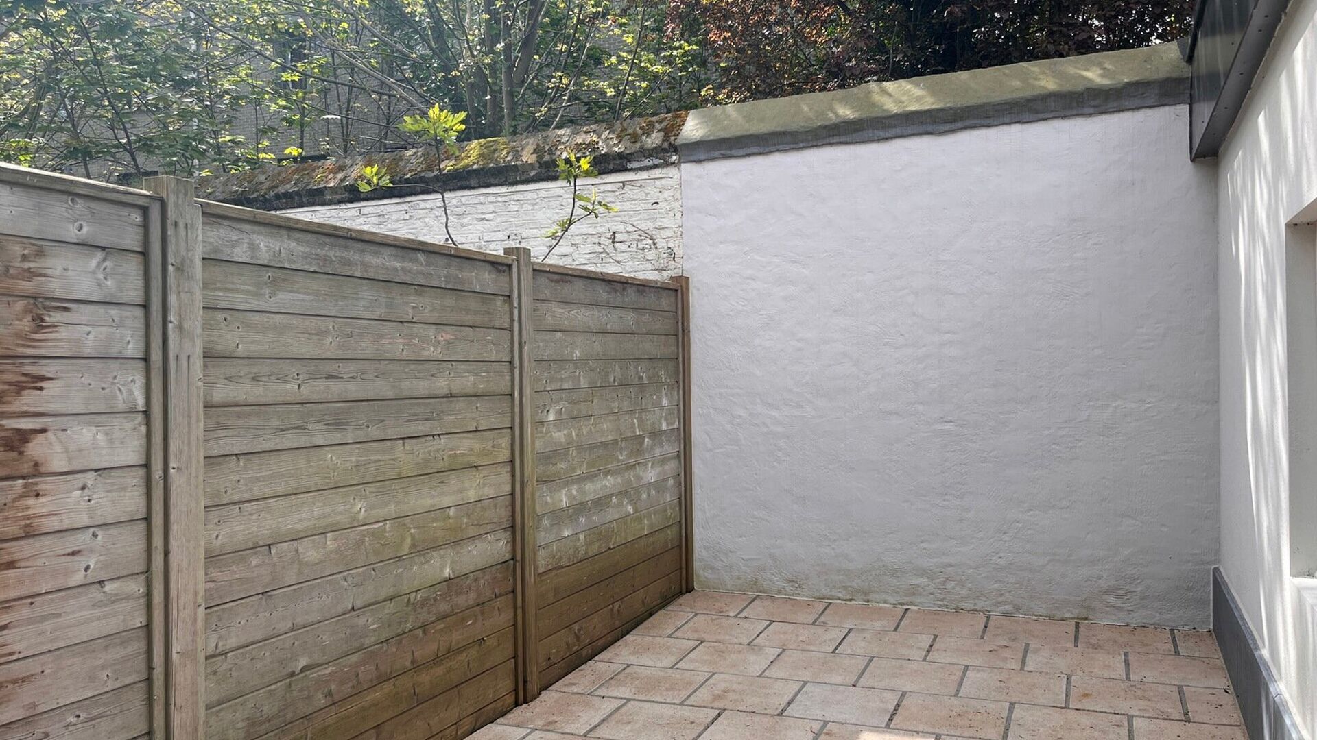 Deze degelijke woning uit de jaren 30 bevindt zich in een van de gezelligste en rustigste straatjes van Leuven. Ze werd volledig gerenoveerd en heeft volgende indeling: Inkomhal, open leefruimte met aansluitend nieuwe volledig geïnstalleerde keuken. Badk