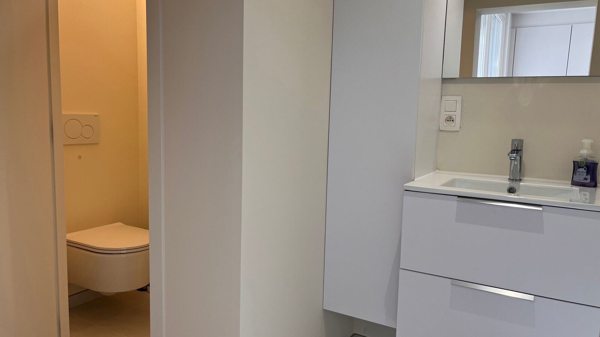 Deze degelijke woning uit de jaren 30 bevindt zich in een van de gezelligste en rustigste straatjes van Leuven. Ze werd volledig gerenoveerd en heeft volgende indeling: Inkomhal, open leefruimte met aansluitend nieuwe volledig geïnstalleerde keuken. Badk