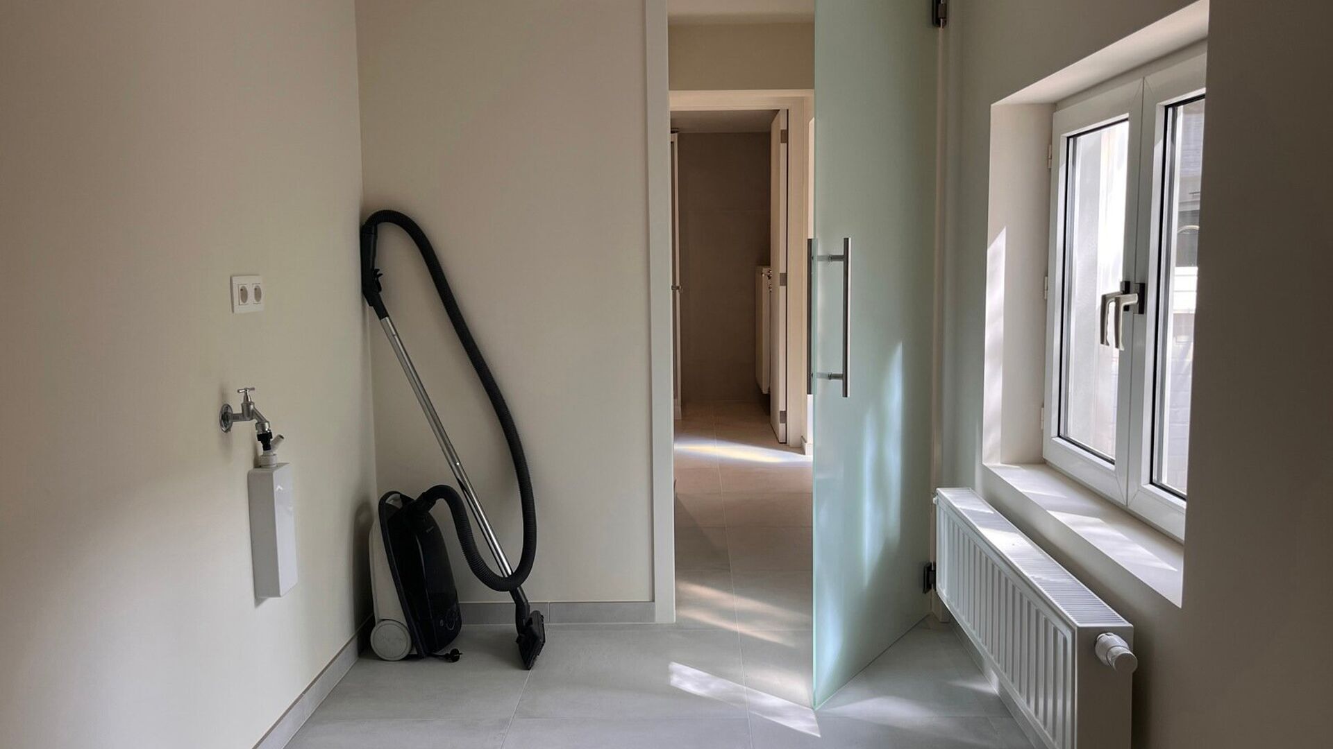 Deze degelijke woning uit de jaren 30 bevindt zich in een van de gezelligste en rustigste straatjes van Leuven. Ze werd volledig gerenoveerd en heeft volgende indeling: Inkomhal, open leefruimte met aansluitend nieuwe volledig geïnstalleerde keuken. Badk