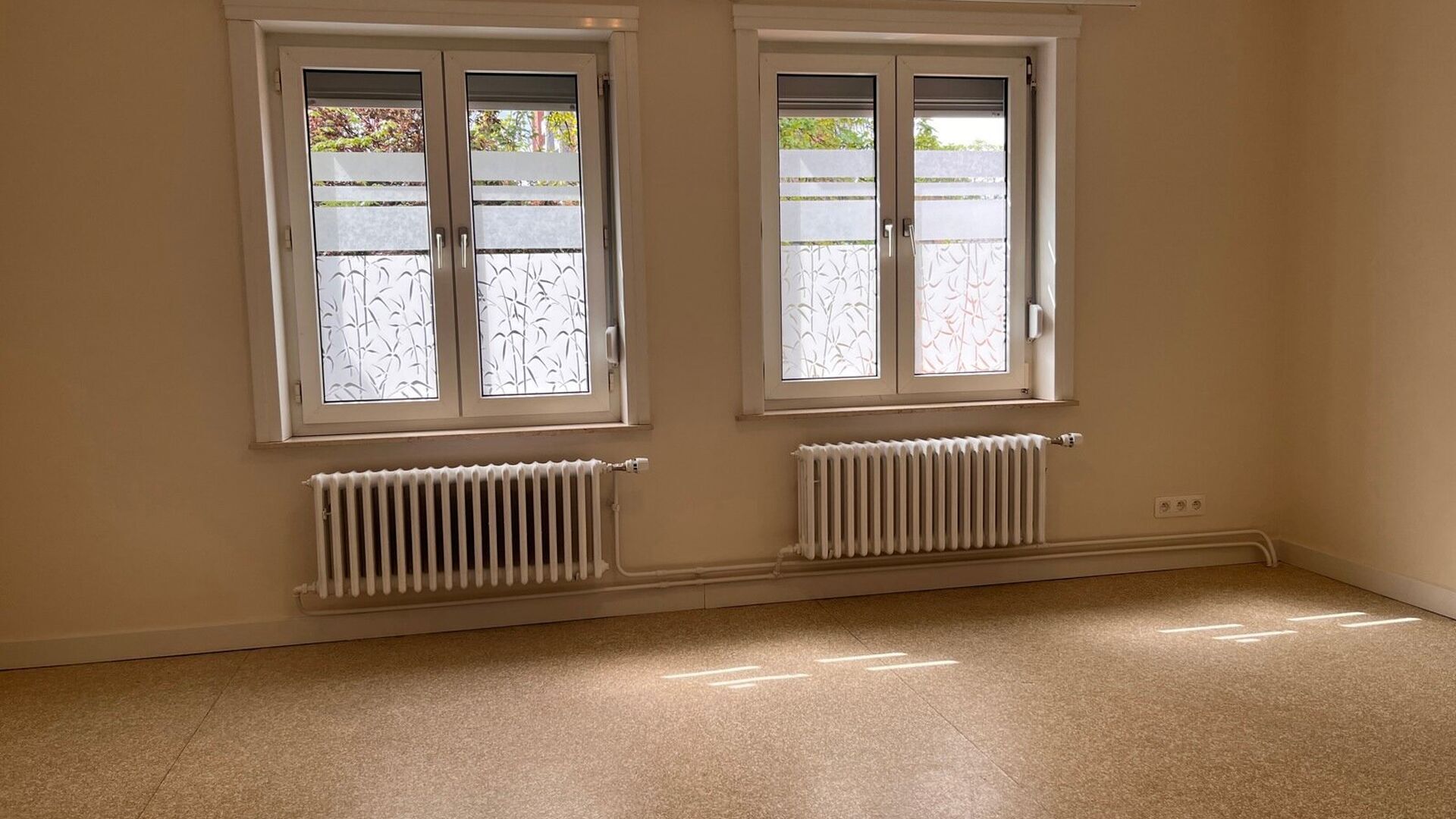 Deze degelijke woning uit de jaren 30 bevindt zich in een van de gezelligste en rustigste straatjes van Leuven. Ze werd volledig gerenoveerd en heeft volgende indeling: Inkomhal, open leefruimte met aansluitend nieuwe volledig geïnstalleerde keuken. Badk