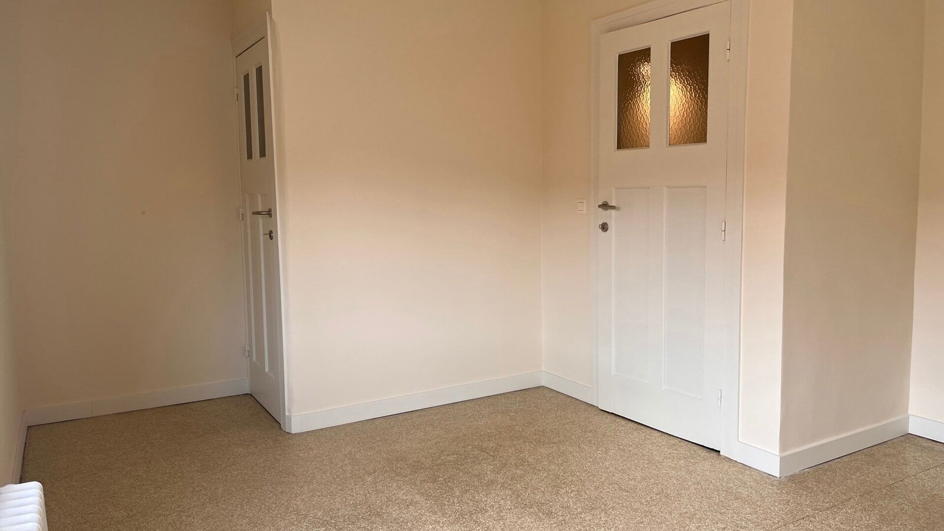 Deze degelijke woning uit de jaren 30 bevindt zich in een van de gezelligste en rustigste straatjes van Leuven. Ze werd volledig gerenoveerd en heeft volgende indeling: Inkomhal, open leefruimte met aansluitend nieuwe volledig geïnstalleerde keuken. Badk