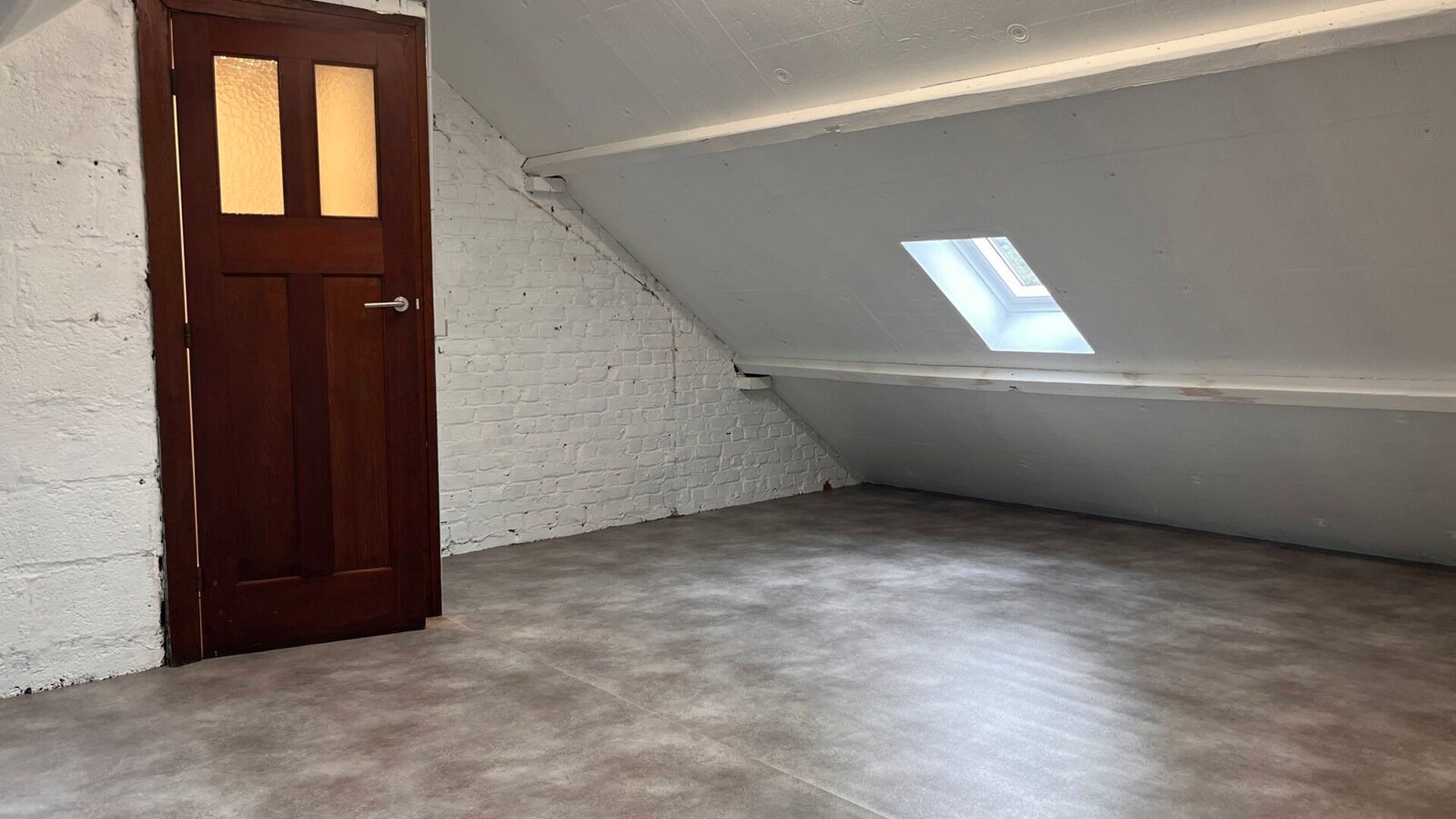 Deze degelijke woning uit de jaren 30 bevindt zich in een van de gezelligste en rustigste straatjes van Leuven. Ze werd volledig gerenoveerd en heeft volgende indeling: Inkomhal, open leefruimte met aansluitend nieuwe volledig geïnstalleerde keuken. Badk