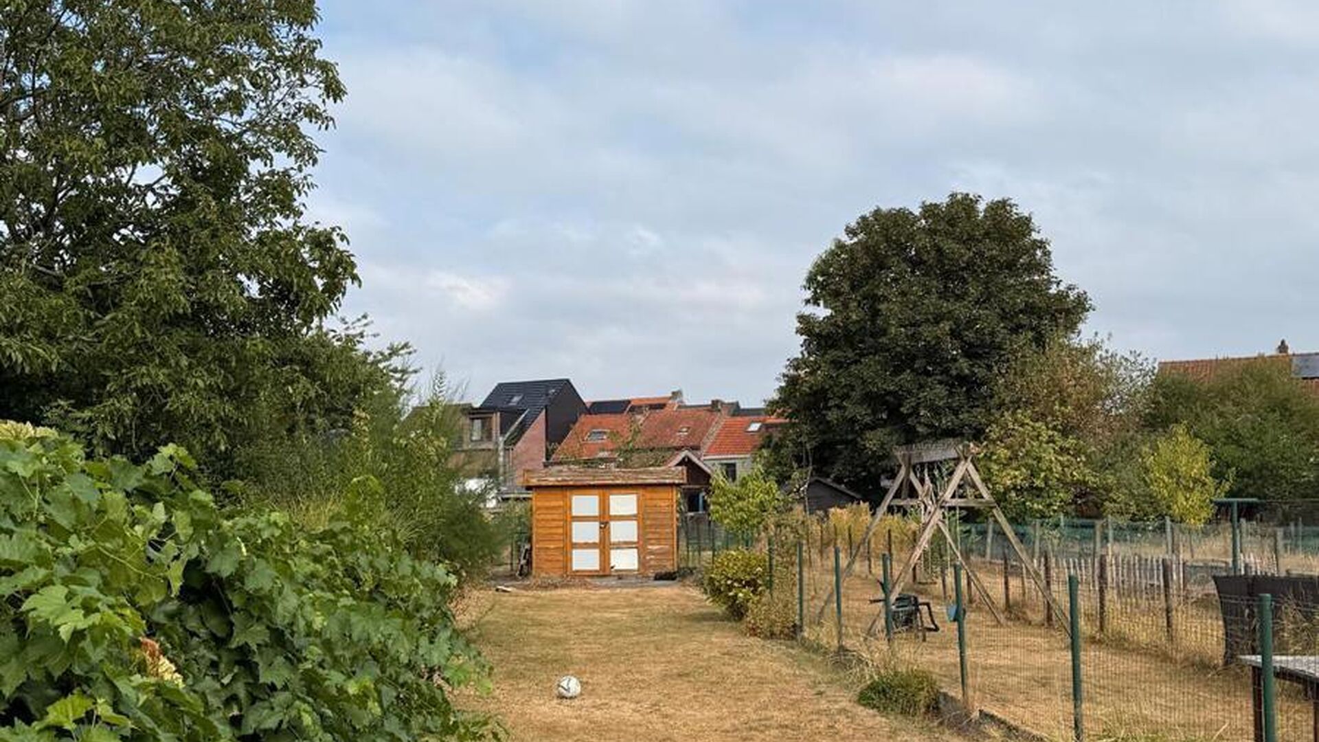 Deze charmante woning is gelegen in de rustige en gezellige Richard Valvekensstraat in Kessel-op. De woning biedt een ideale combinatie van comfort en rust, perfect voor wie op zoek is naar een fijne woonplek in een groene en rustige omgeving.

De woning 